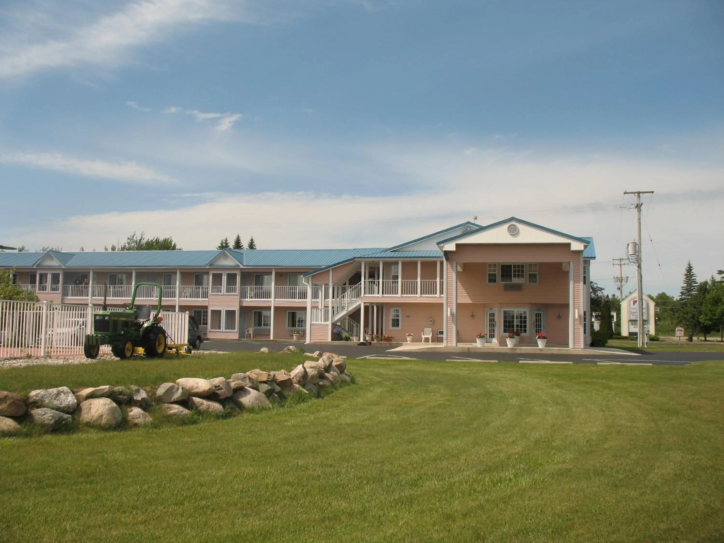 Property building in Great Lakes Inn Mackinaw City