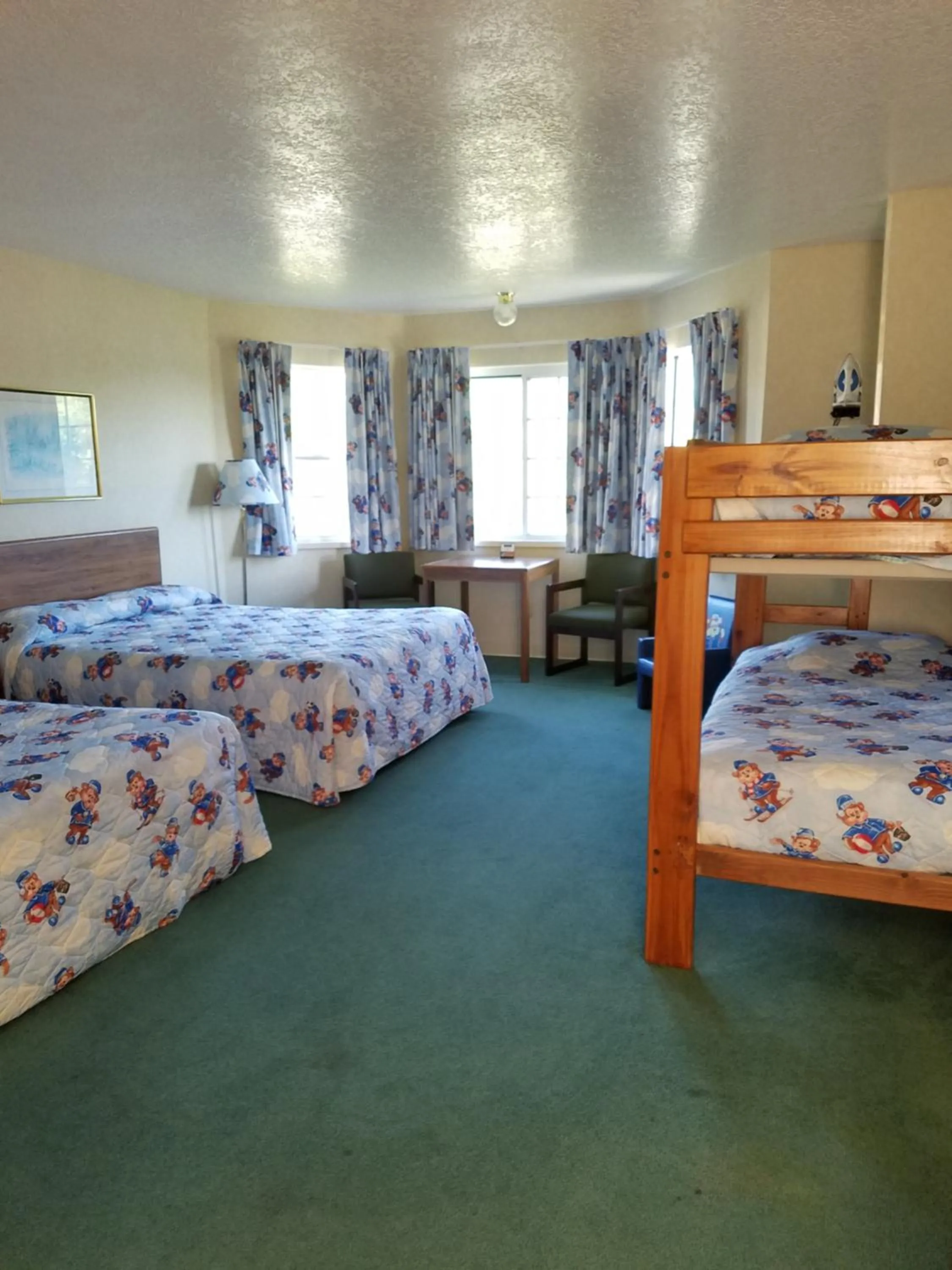 Deluxe Family Suite Room in Great Lakes Inn Mackinaw City