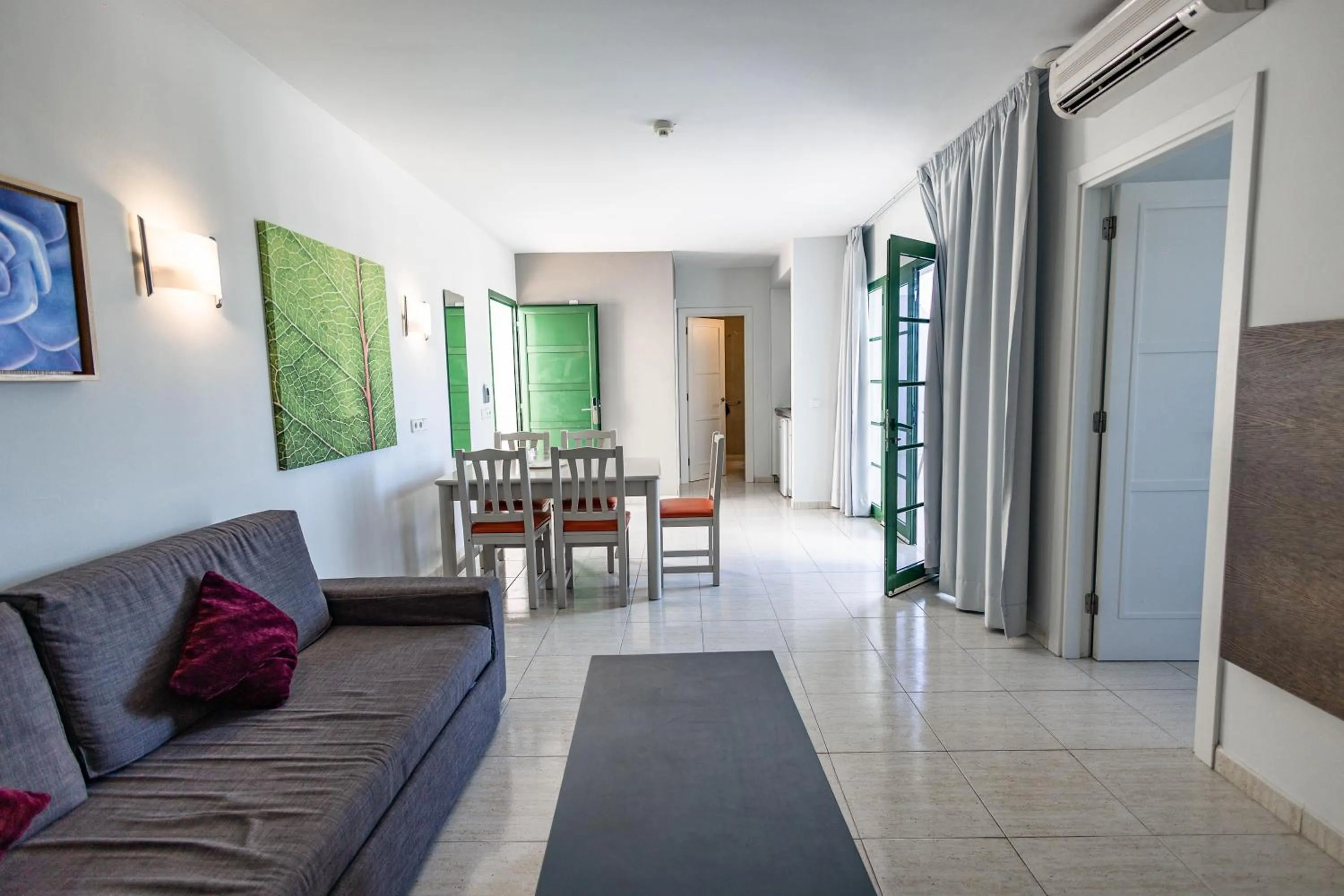 Photo of the whole room in Caybeach Sun