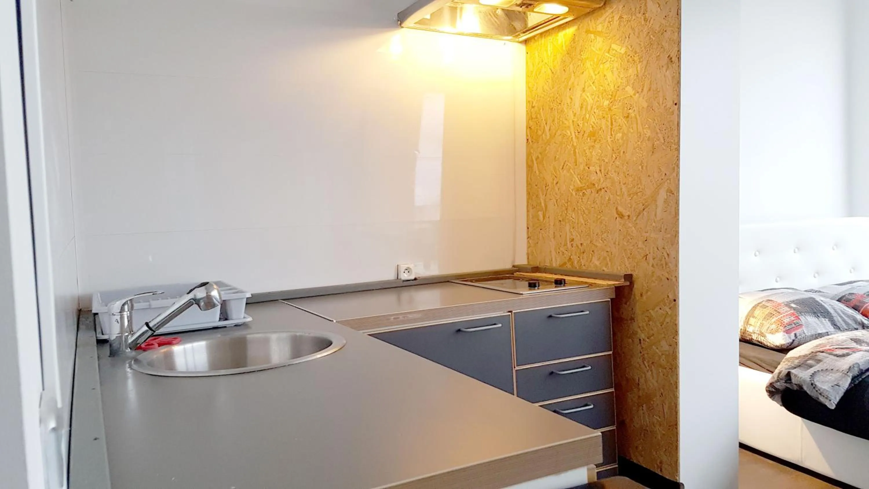 Kitchen or kitchenette, Bed in Walk distance to mokotow business park