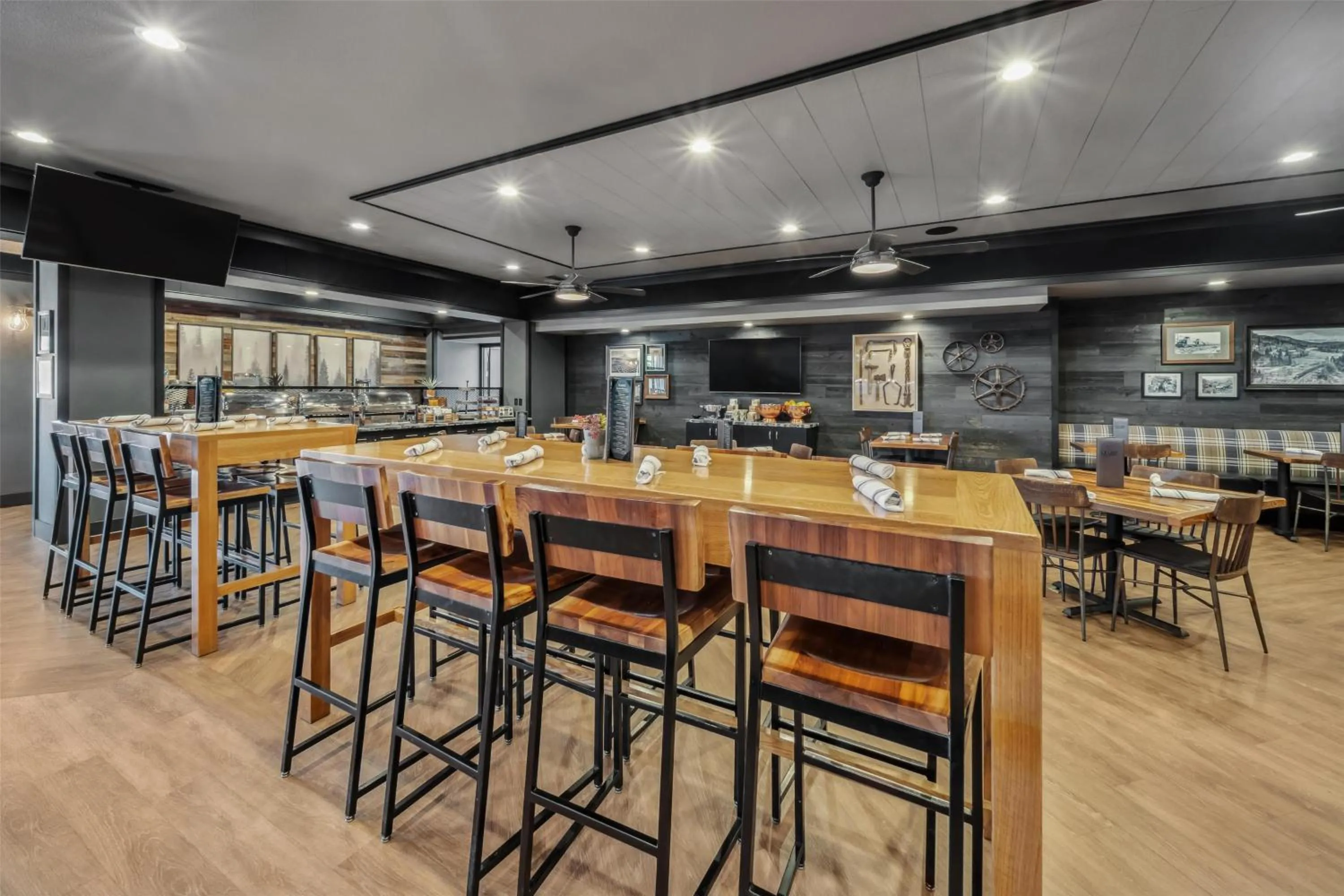 Breakfast in Best Western Plus Hilltop Inn