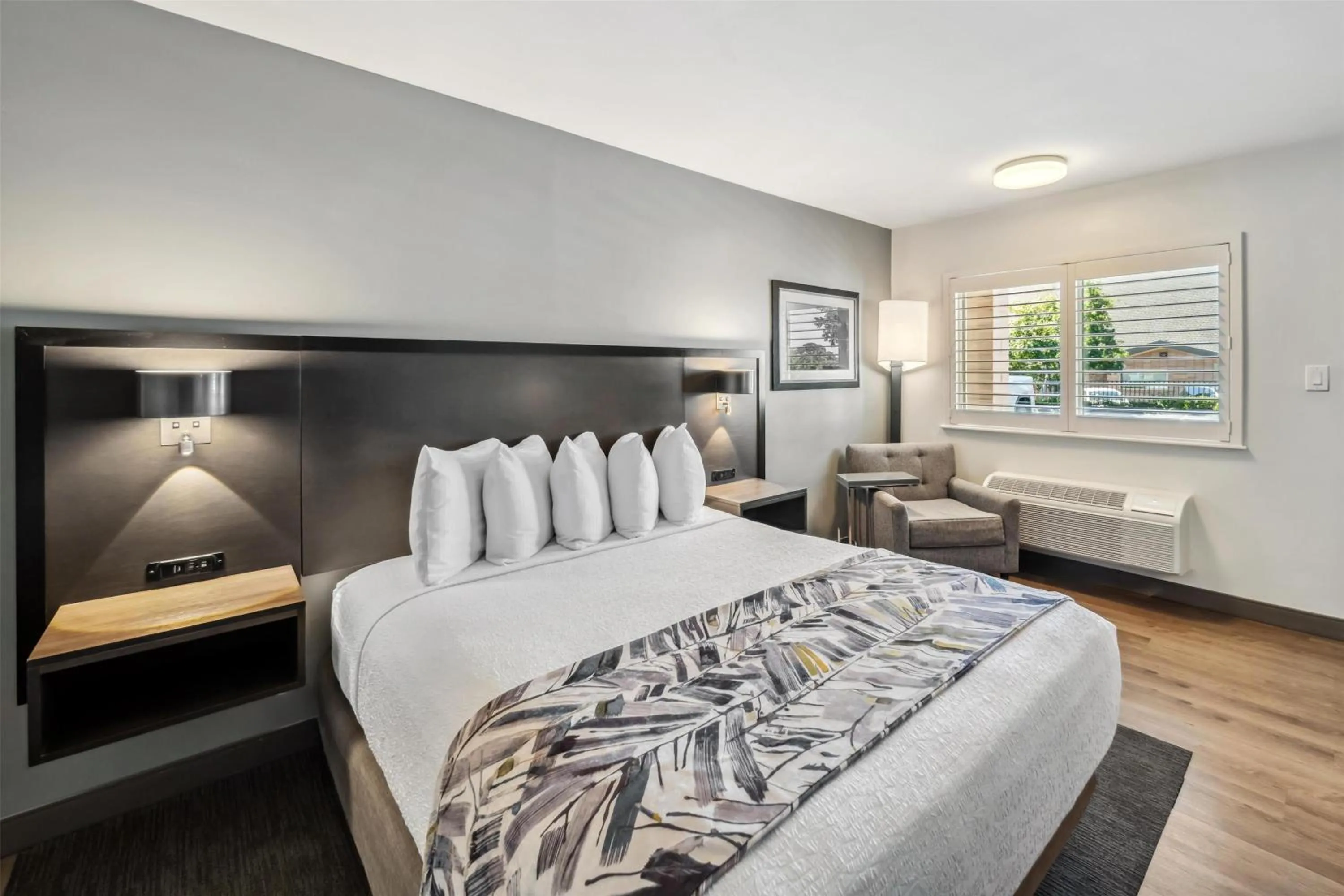 Bedroom, Bed in Best Western Plus Hilltop Inn