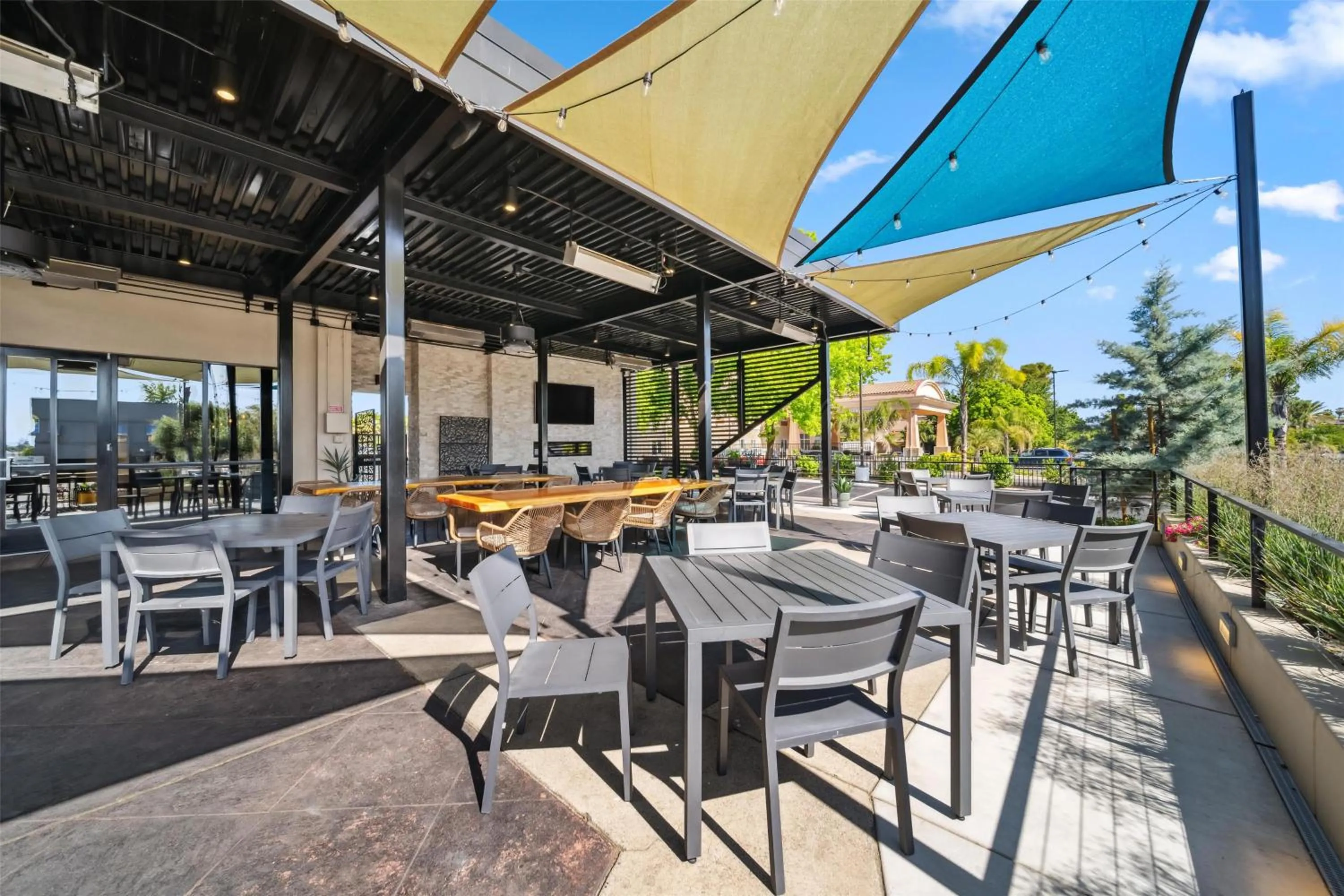 Property building in Best Western Plus Hilltop Inn