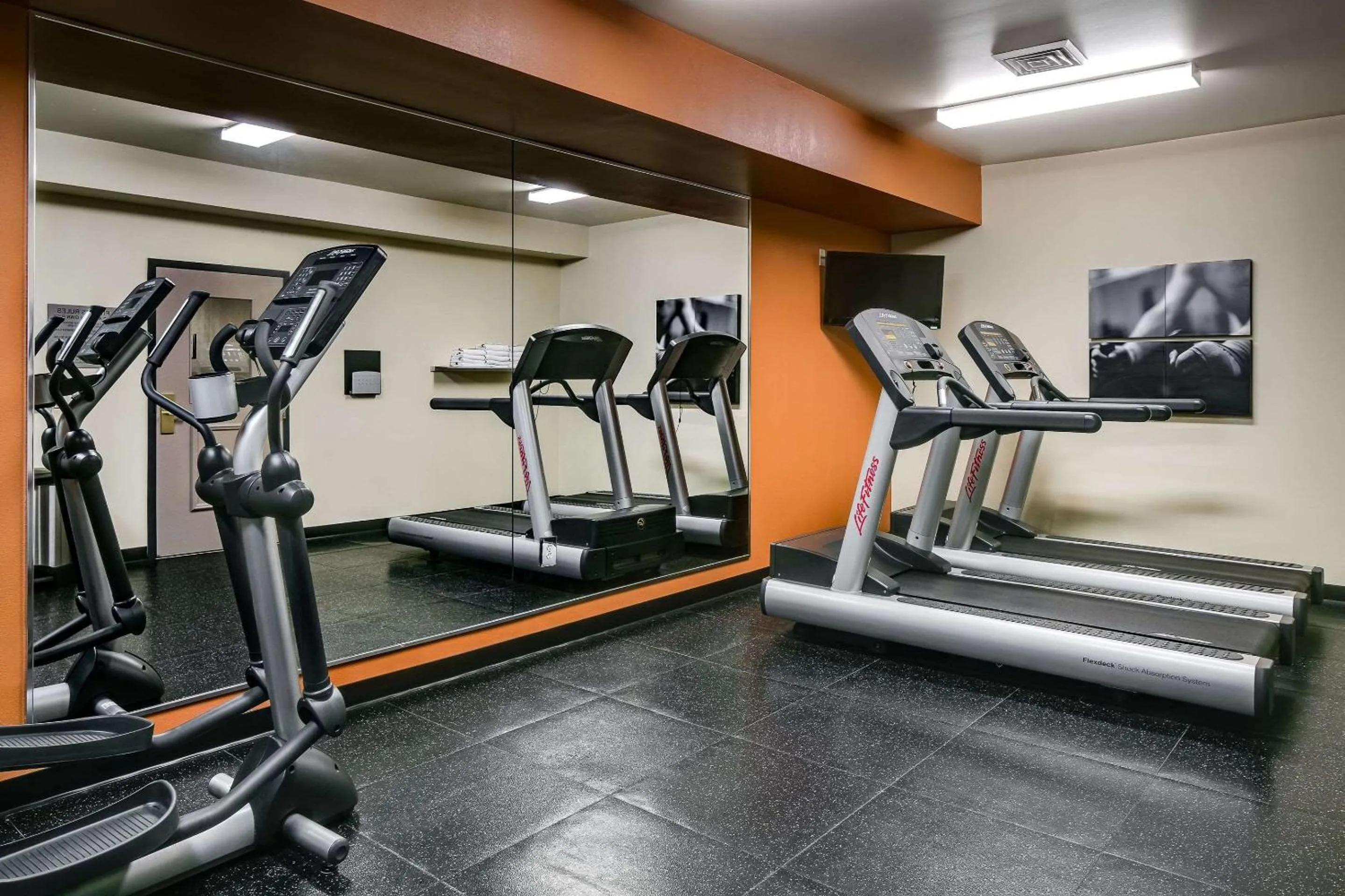 Fitness centre/facilities in Country Inn & Suites by Radisson, Madison West, WI
