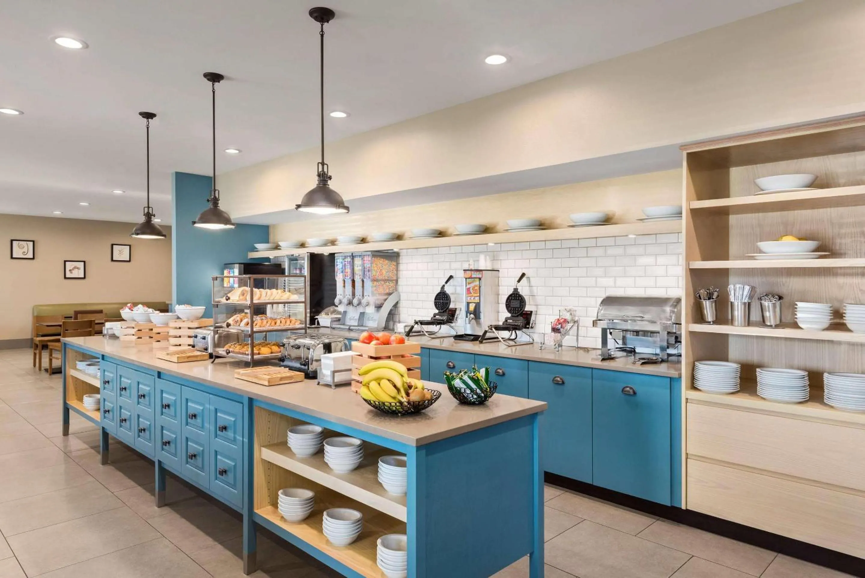 Breakfast in Country Inn & Suites by Radisson, Madison West, WI