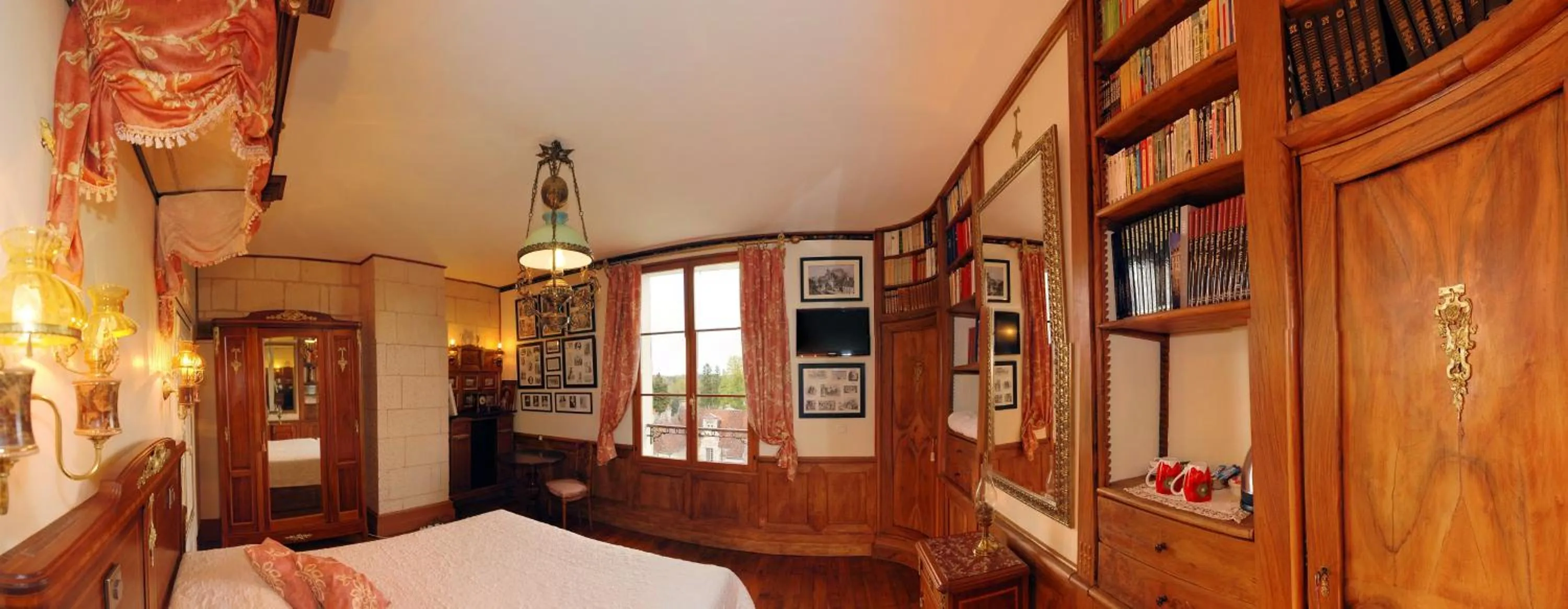 Bed in La Maison de l'Argentier du Roy