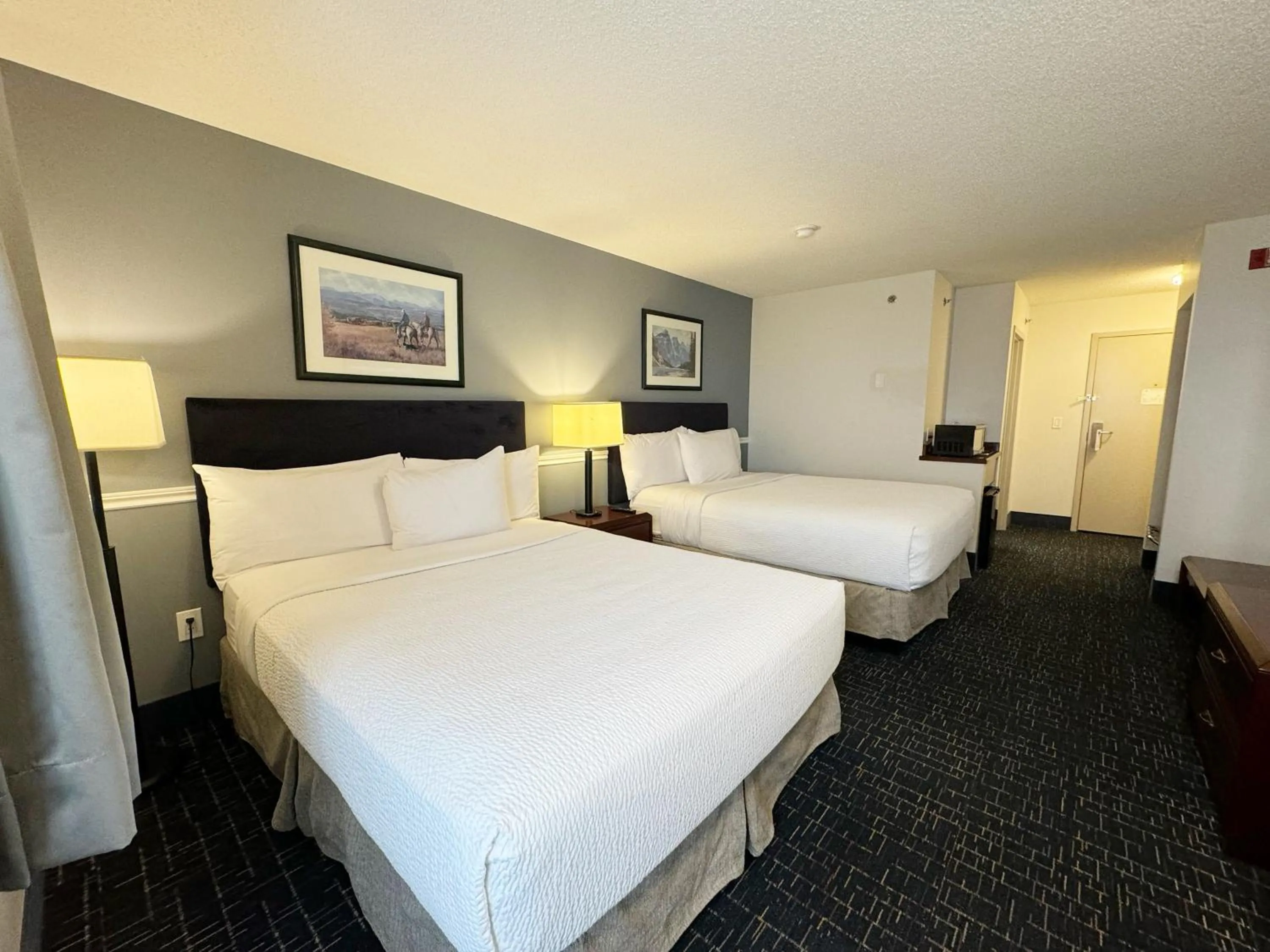Bed in Divya Sutra Plaza and Conference Centre Calgary Airport