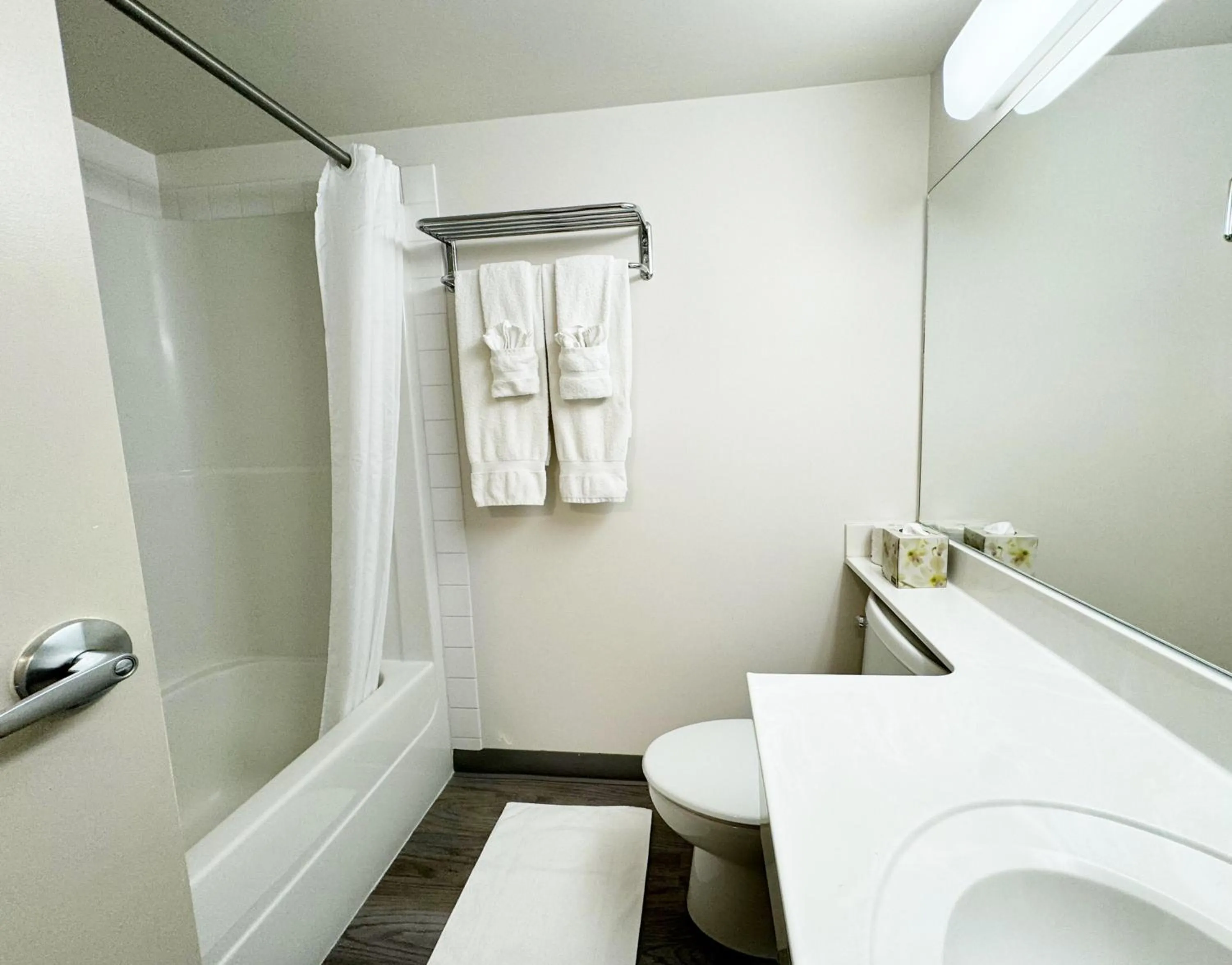 Shower in Divya Sutra Plaza and Conference Centre Calgary Airport
