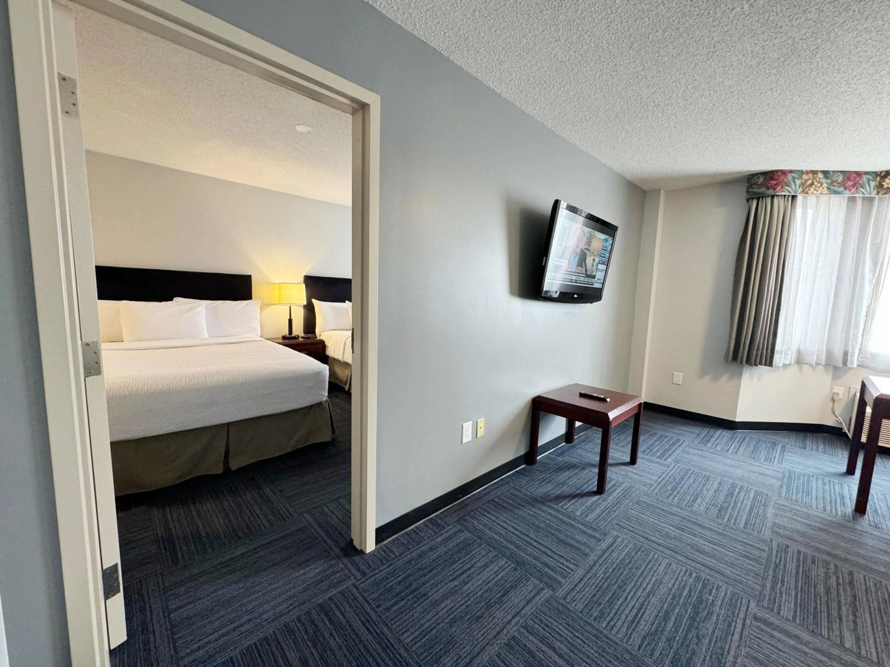 Bed in Divya Sutra Plaza and Conference Centre Calgary Airport