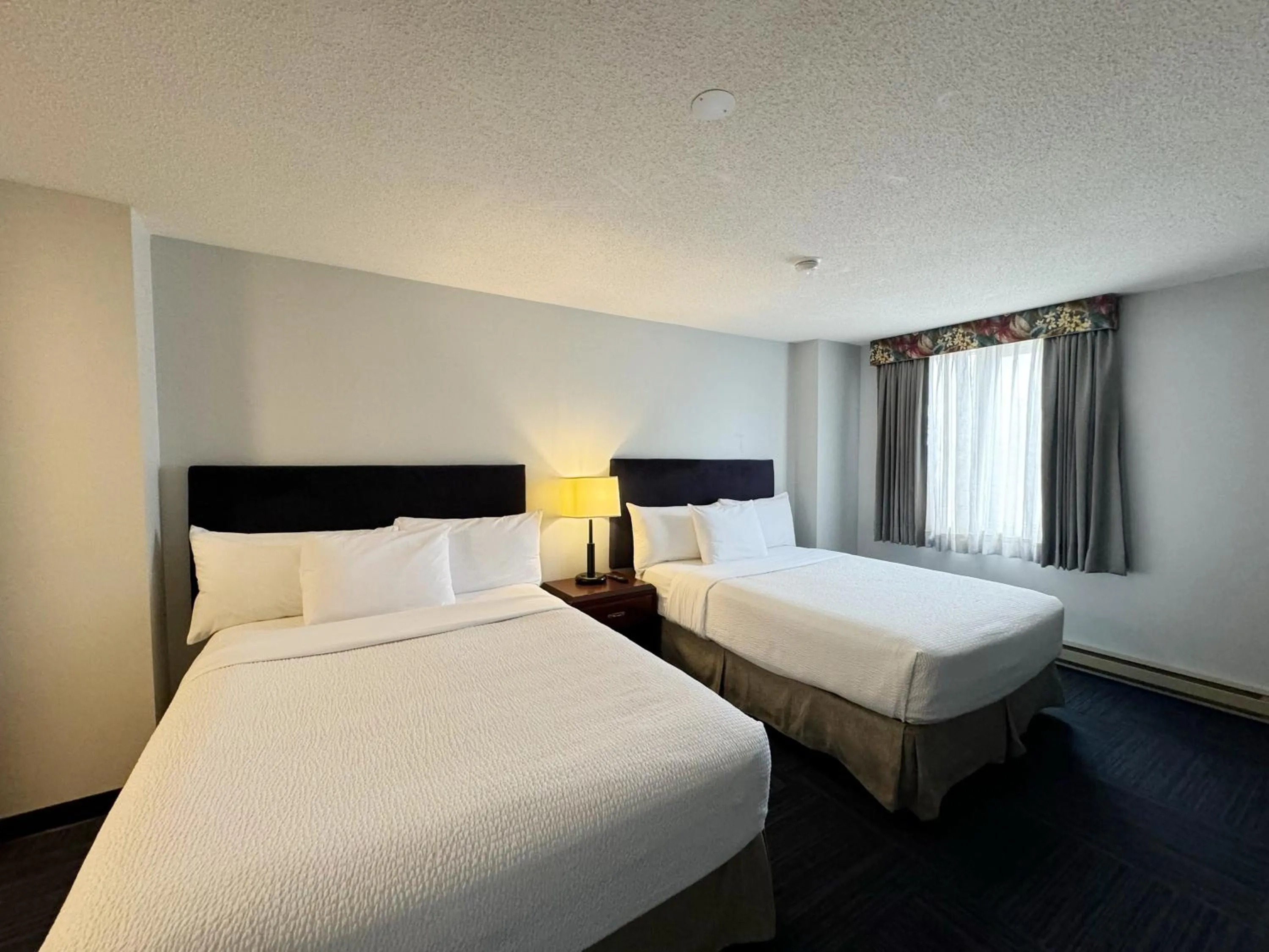 Bed in Divya Sutra Plaza and Conference Centre Calgary Airport