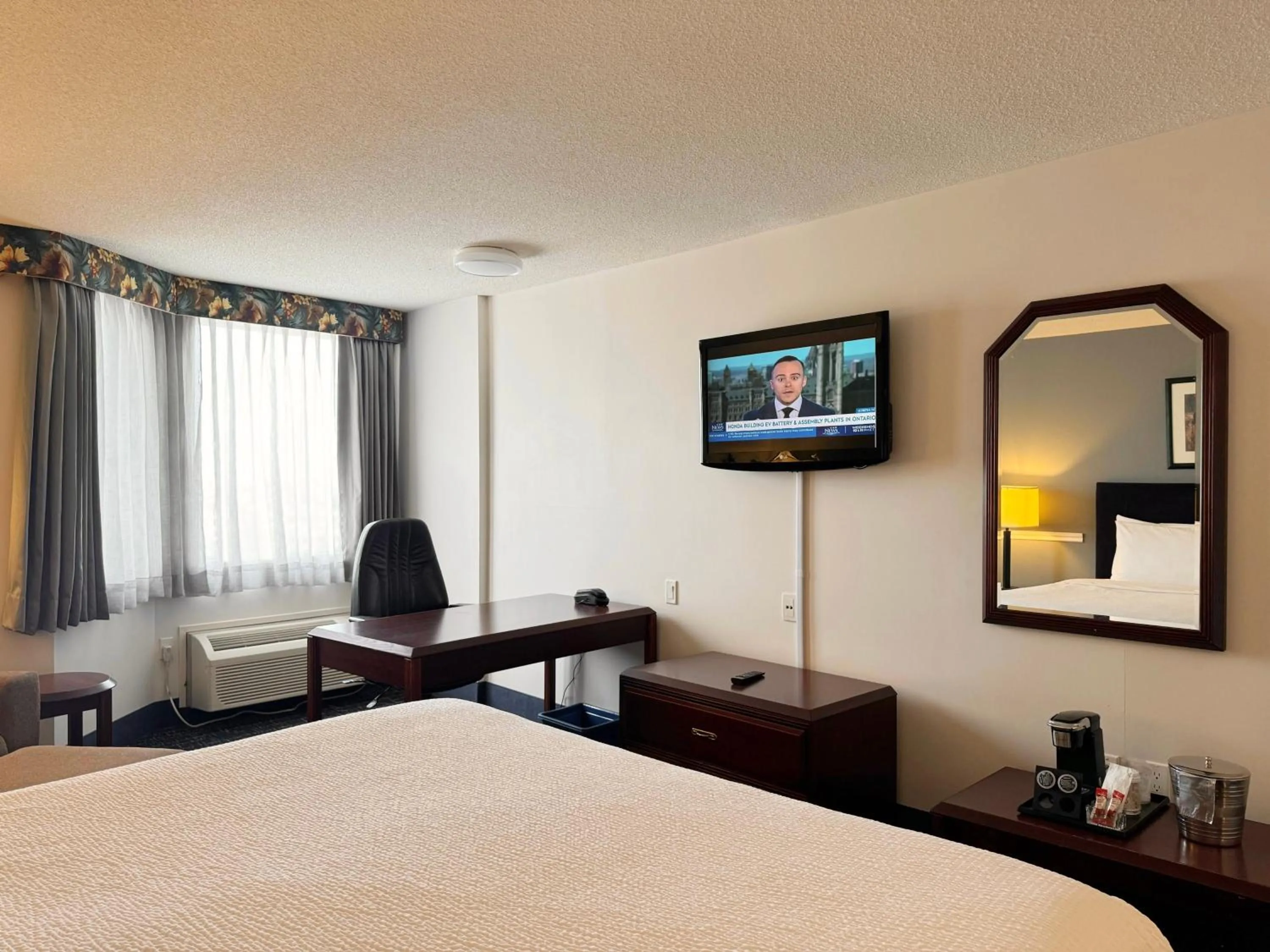 Bed in Divya Sutra Plaza and Conference Centre Calgary Airport