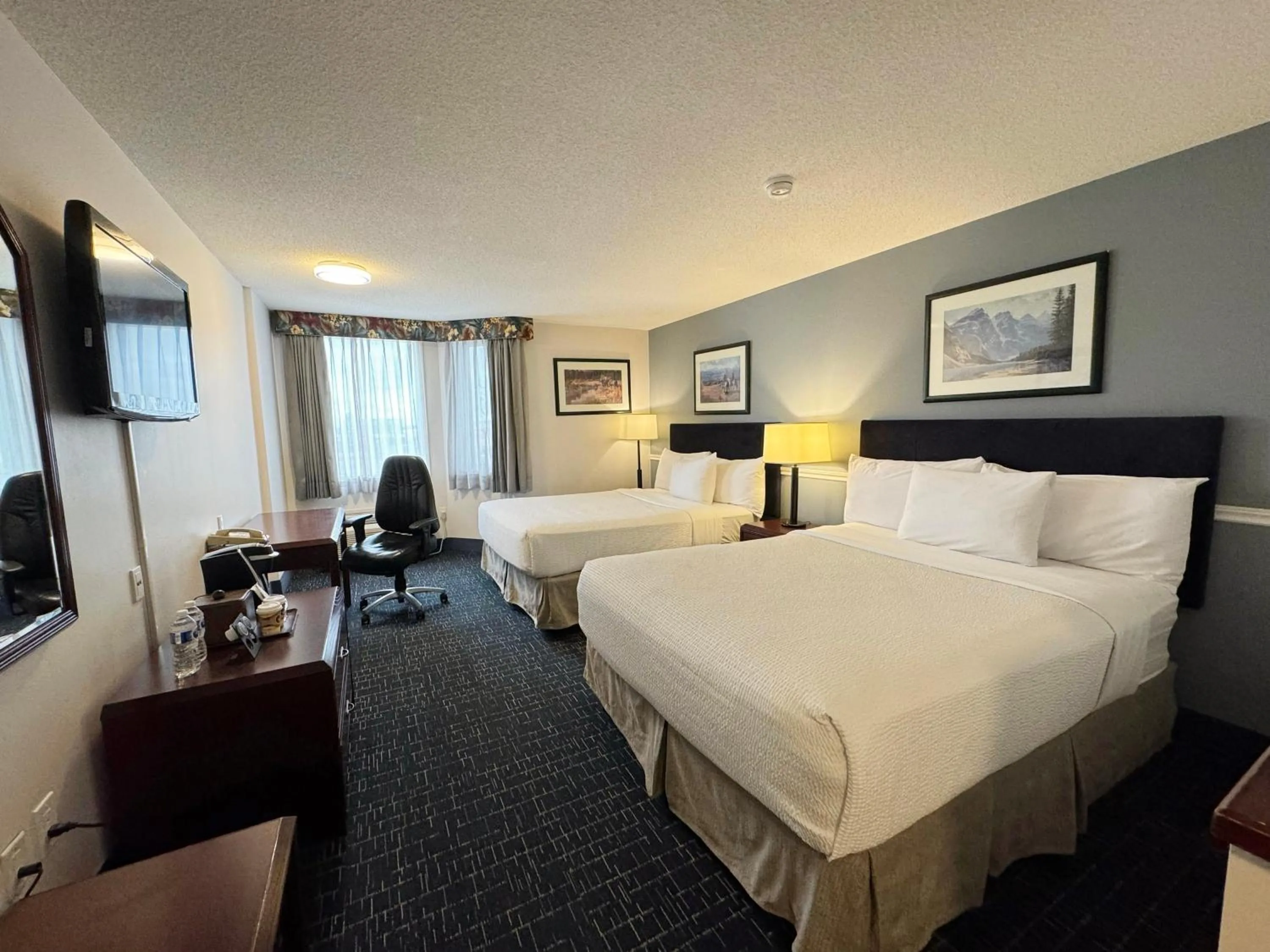 Bed in Divya Sutra Plaza and Conference Centre Calgary Airport
