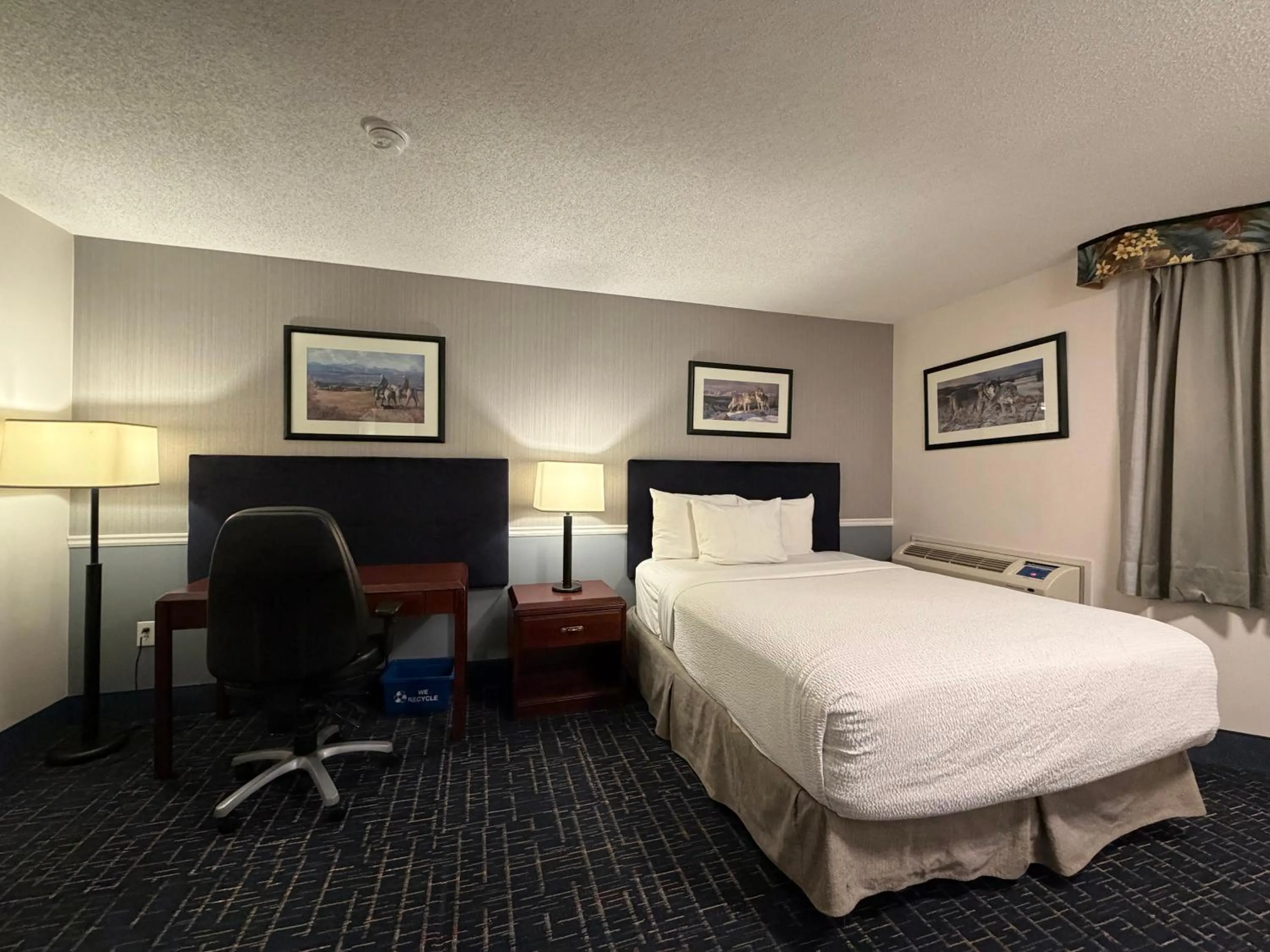 Bedroom, Bed in Divya Sutra Plaza and Conference Centre Calgary Airport