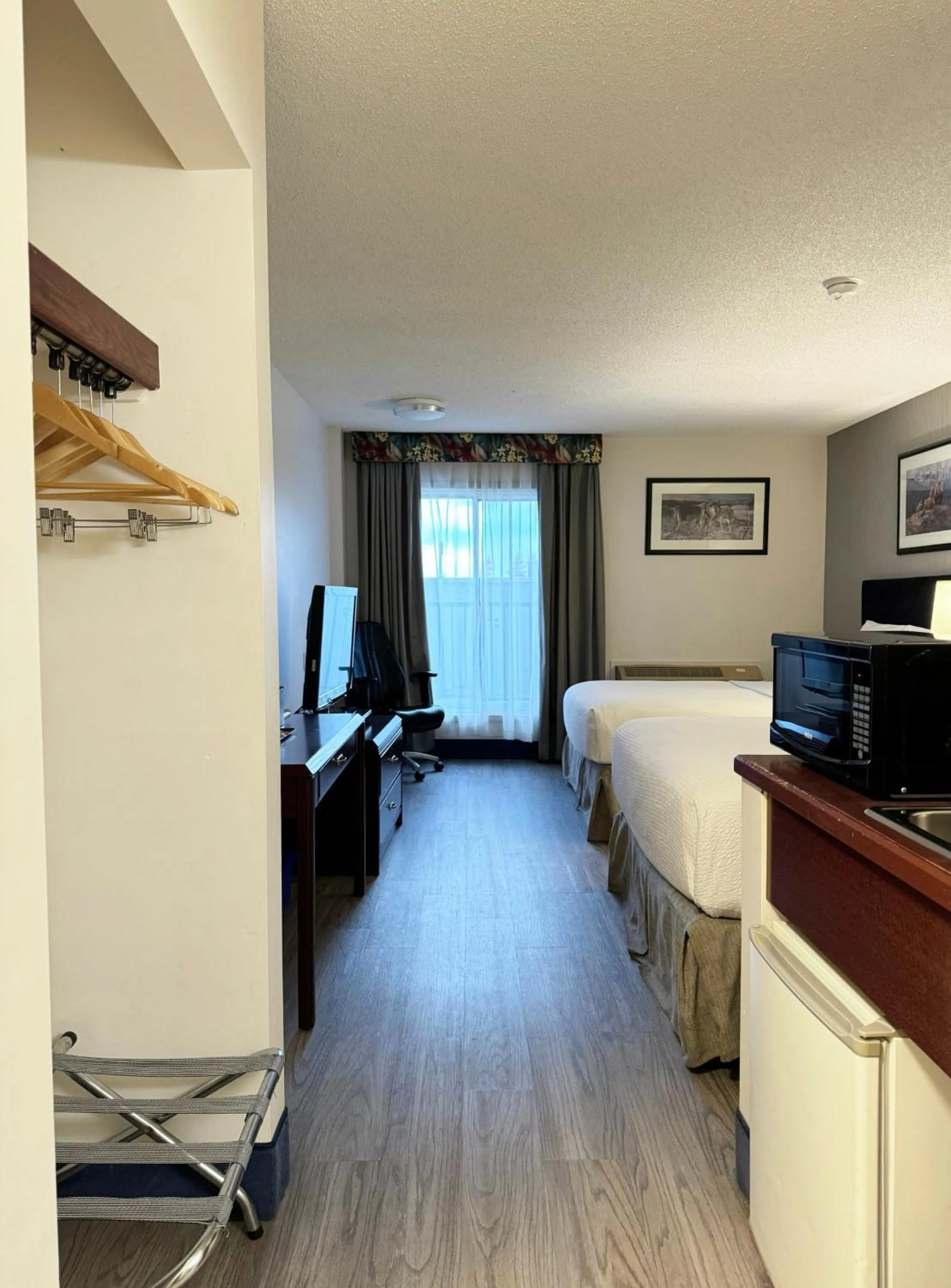 Bed in Divya Sutra Plaza and Conference Centre Calgary Airport