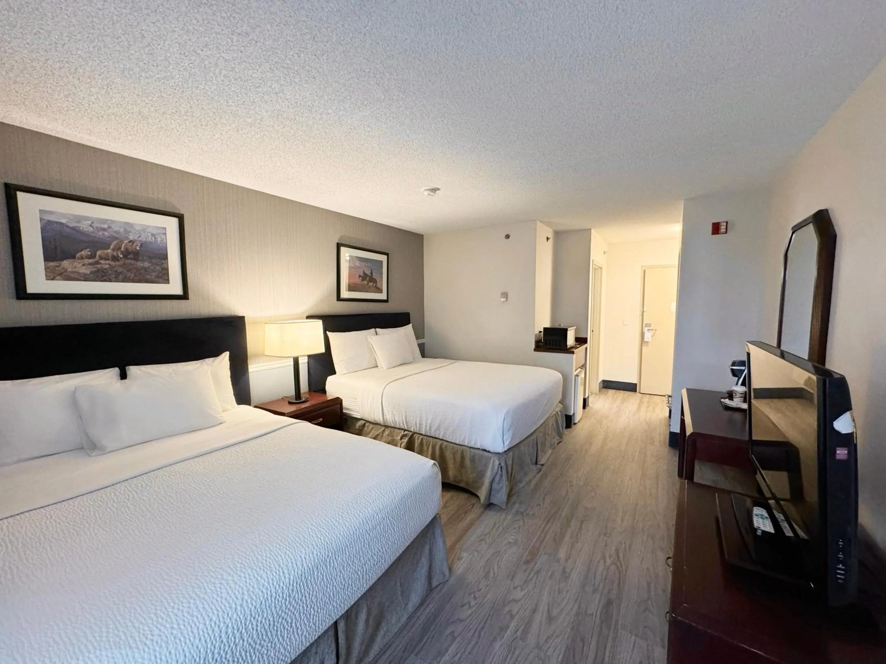 Bed in Divya Sutra Plaza and Conference Centre Calgary Airport