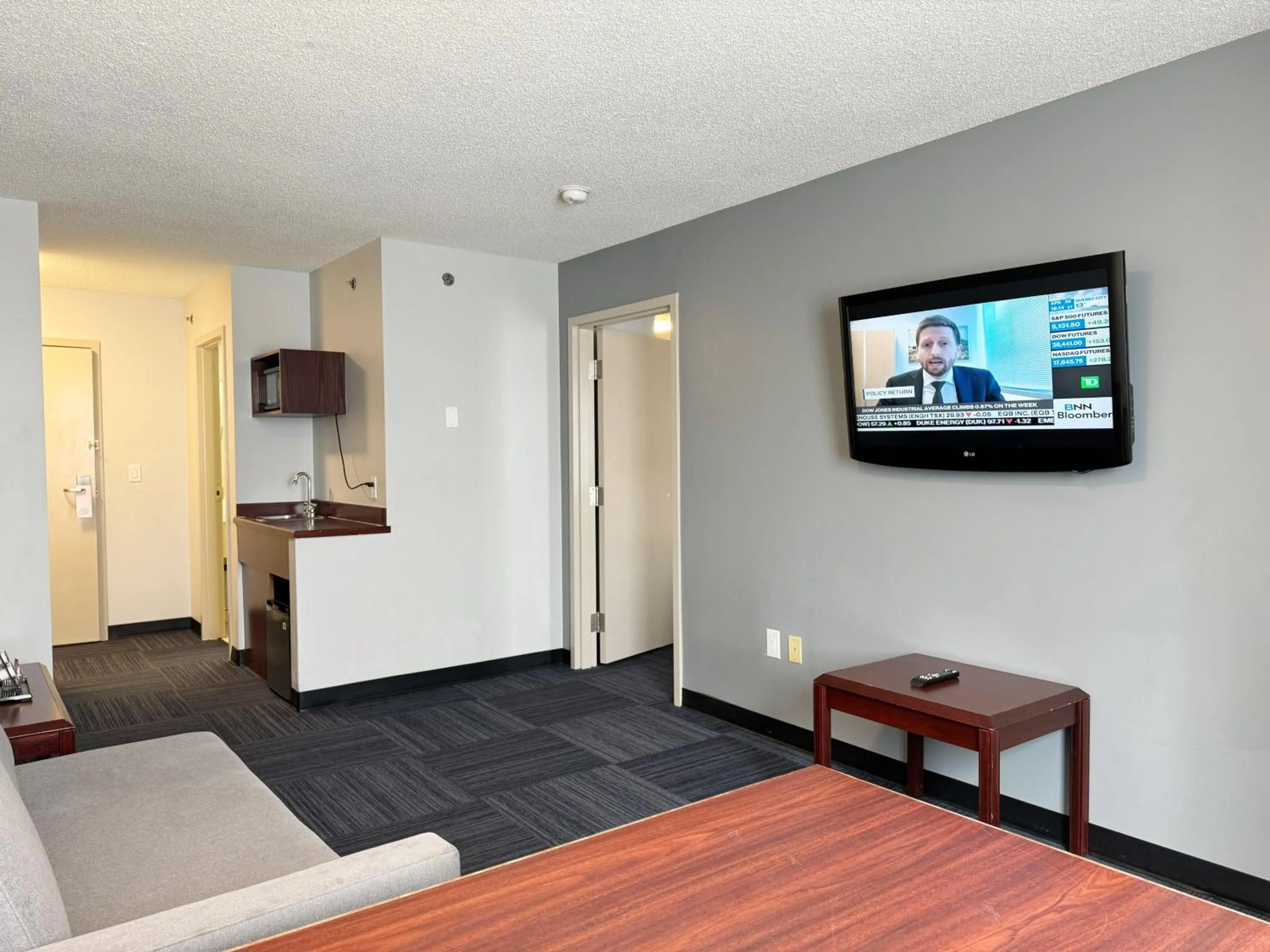 TV and multimedia in Divya Sutra Plaza and Conference Centre Calgary Airport