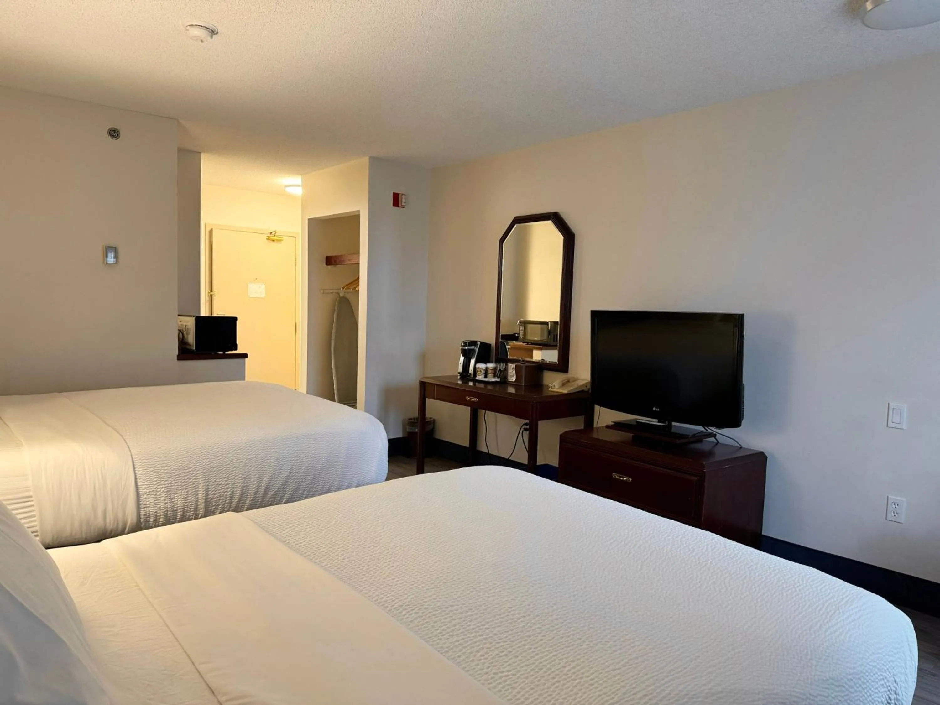 TV and multimedia, Bed in Divya Sutra Plaza and Conference Centre Calgary Airport