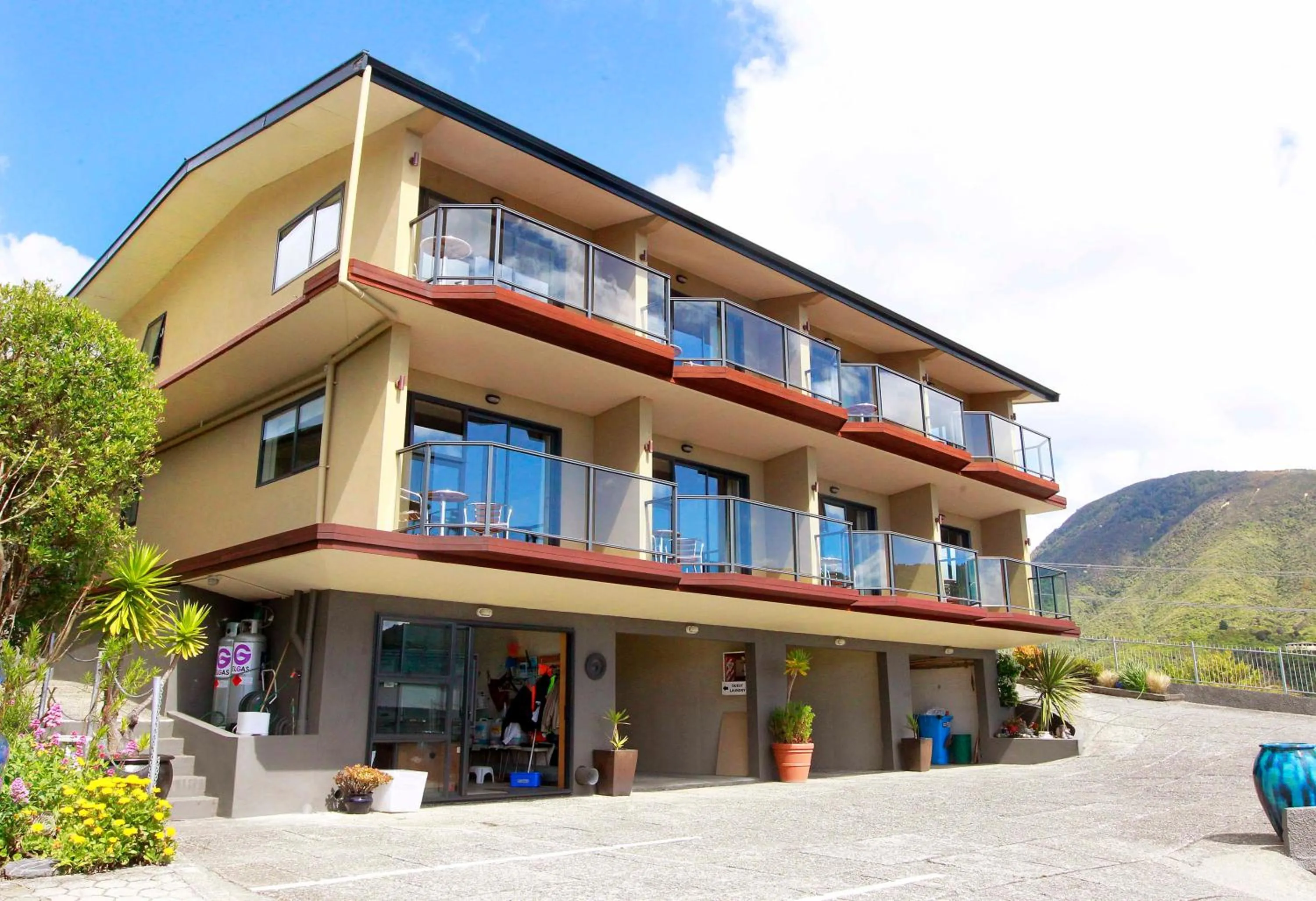 Facade/entrance in Harbour View Motel