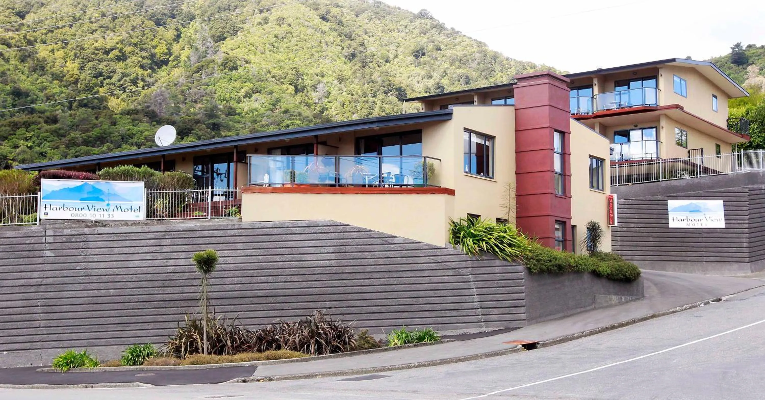 Facade/entrance in Harbour View Motel