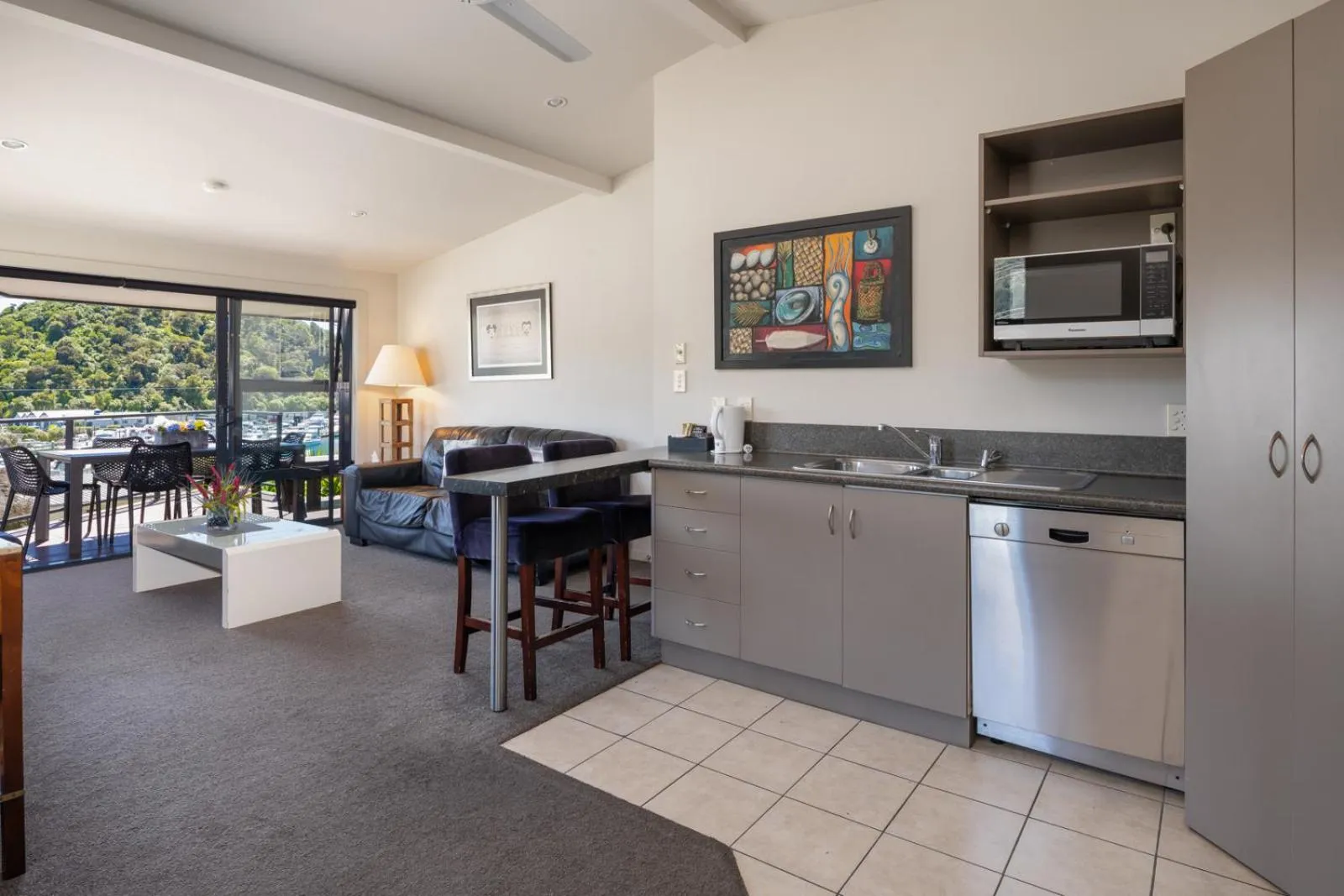 Kitchen or kitchenette in Harbour View Motel