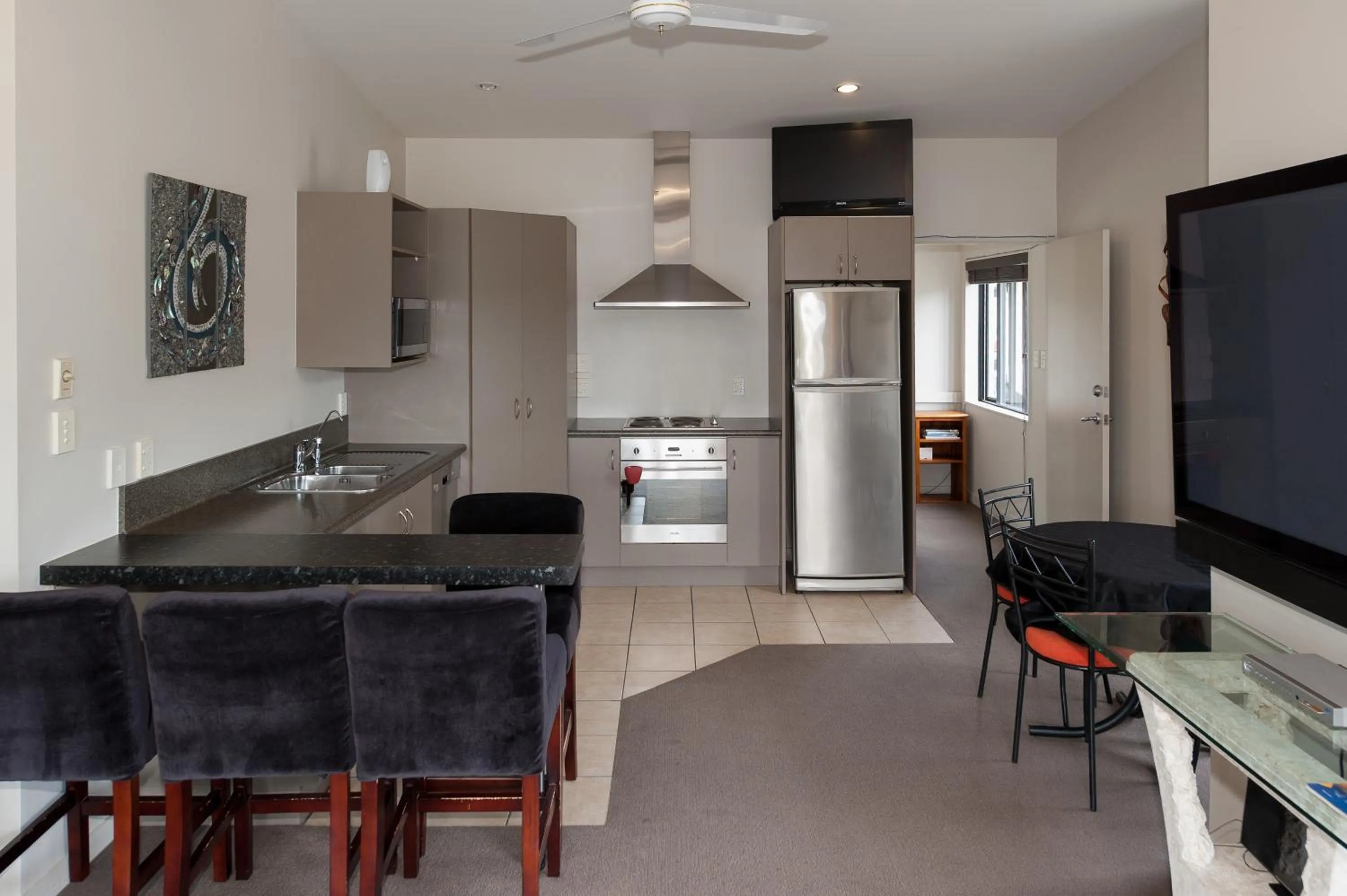 Kitchen or kitchenette in Harbour View Motel