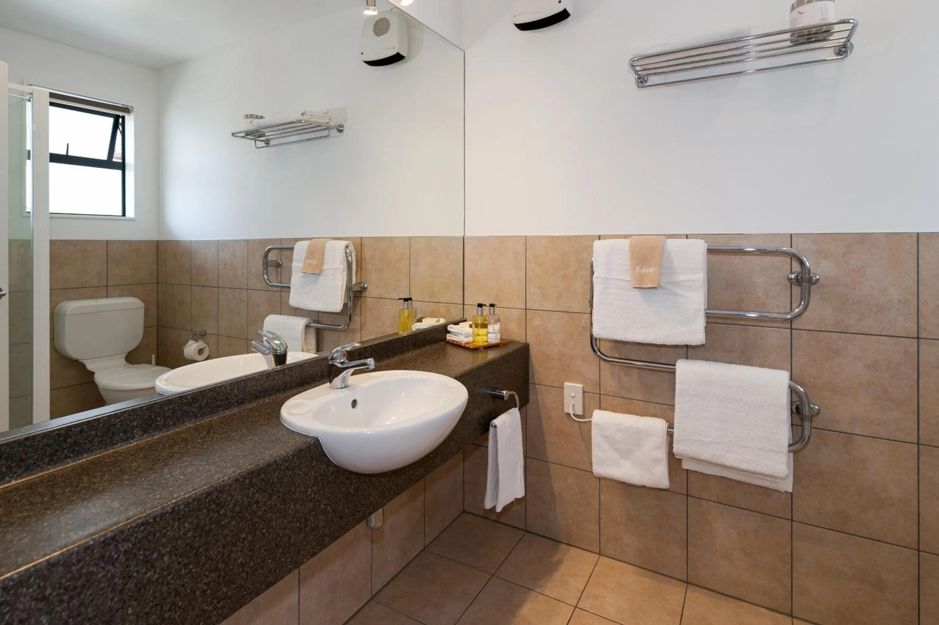 Bathroom in Harbour View Motel