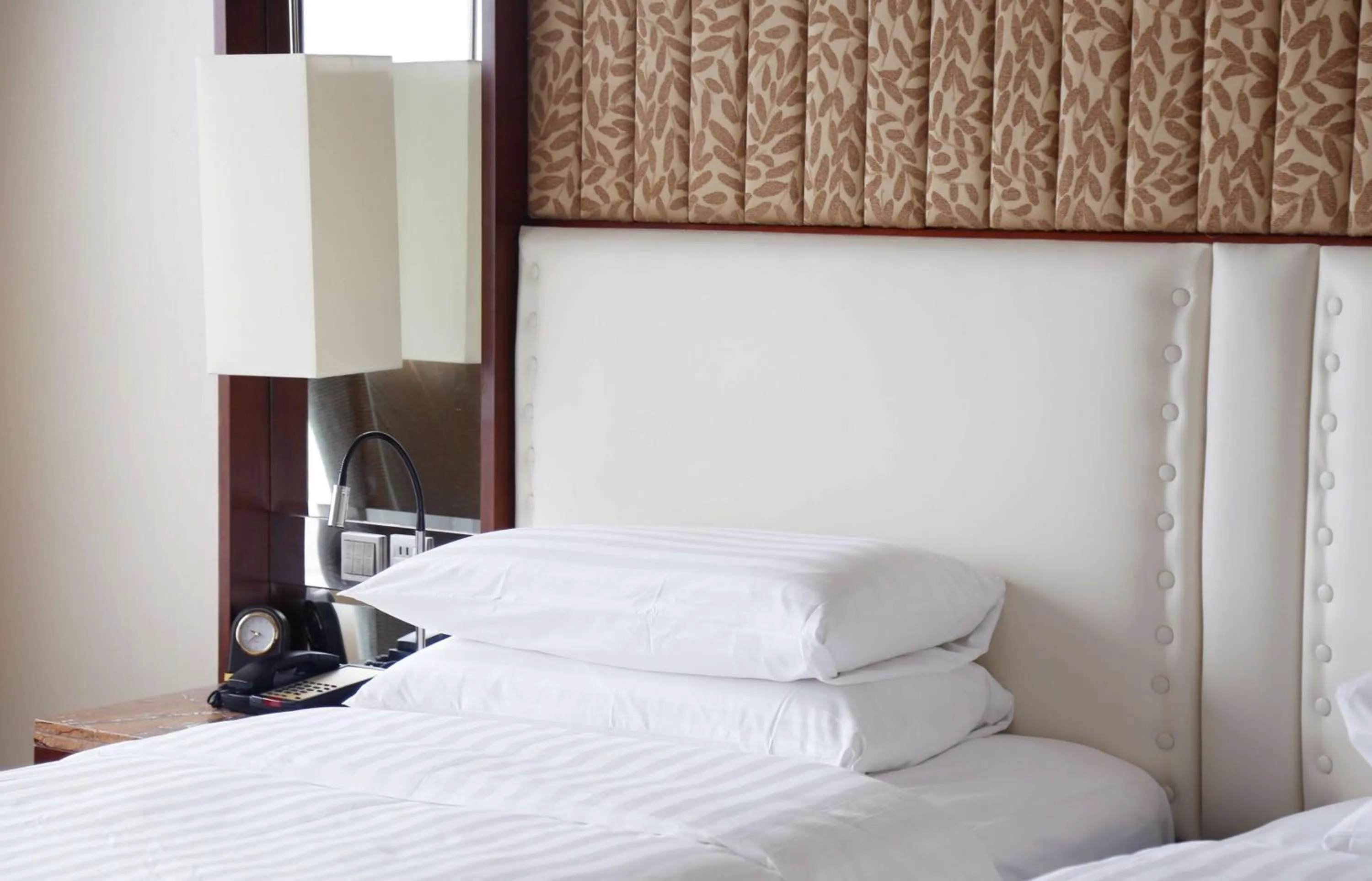 Photo of the whole room, Bed in Shangri-La Ningbo