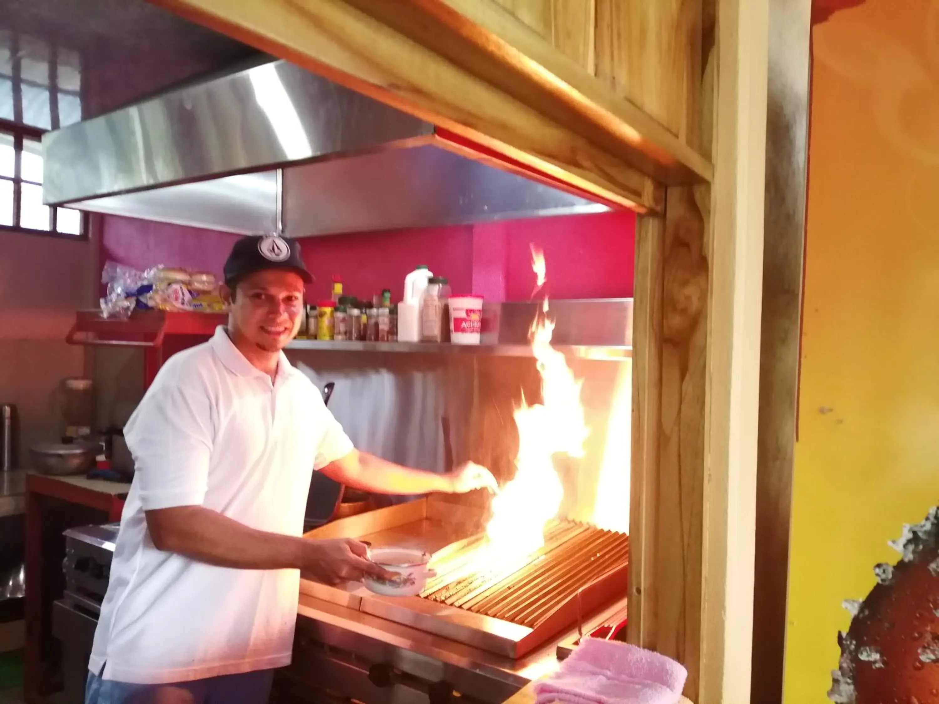 Kitchen or kitchenette in Hotel Casa Gitana Corcovado Tour operador