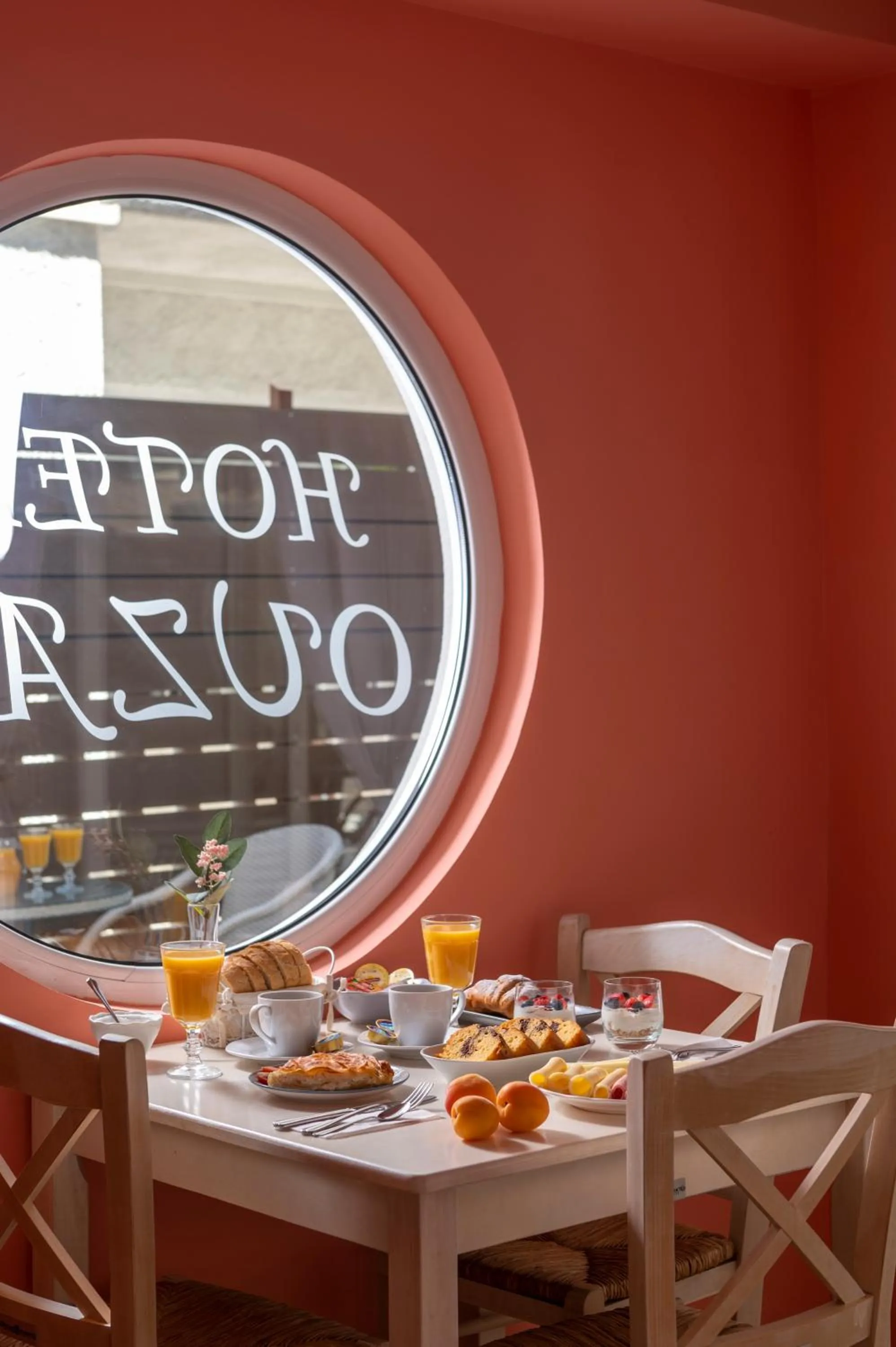 Restaurant/places to eat in Ouzas luxury Hotel