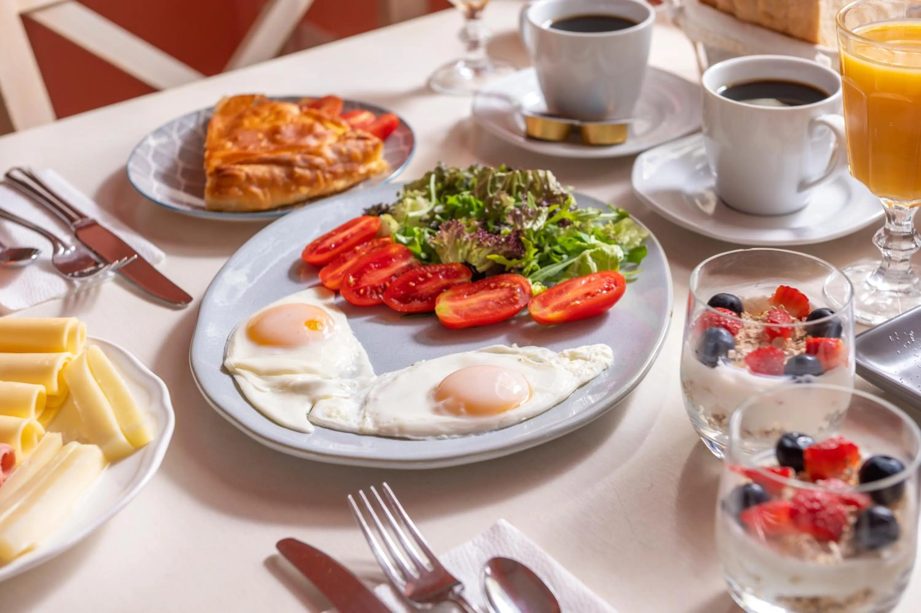 Restaurant/places to eat in Ouzas luxury Hotel