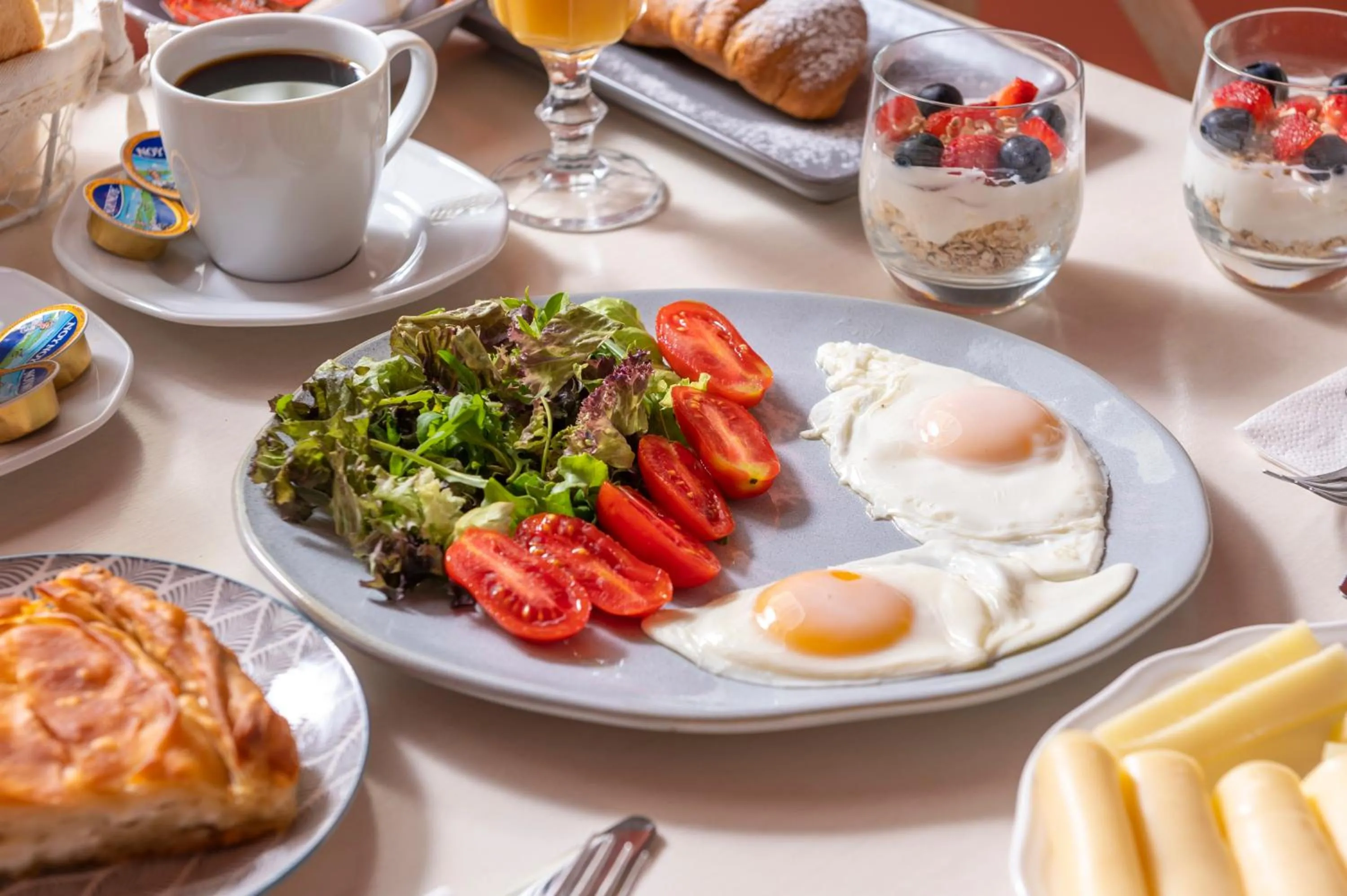 Restaurant/places to eat in Ouzas luxury Hotel