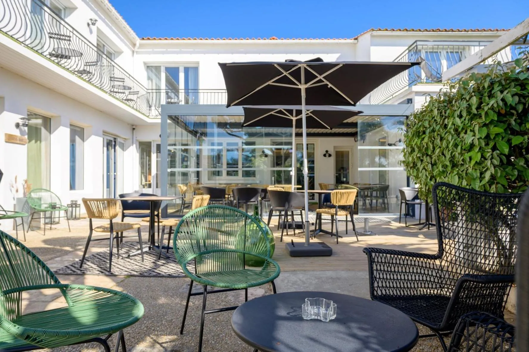 Patio in Hôtel Le Martray