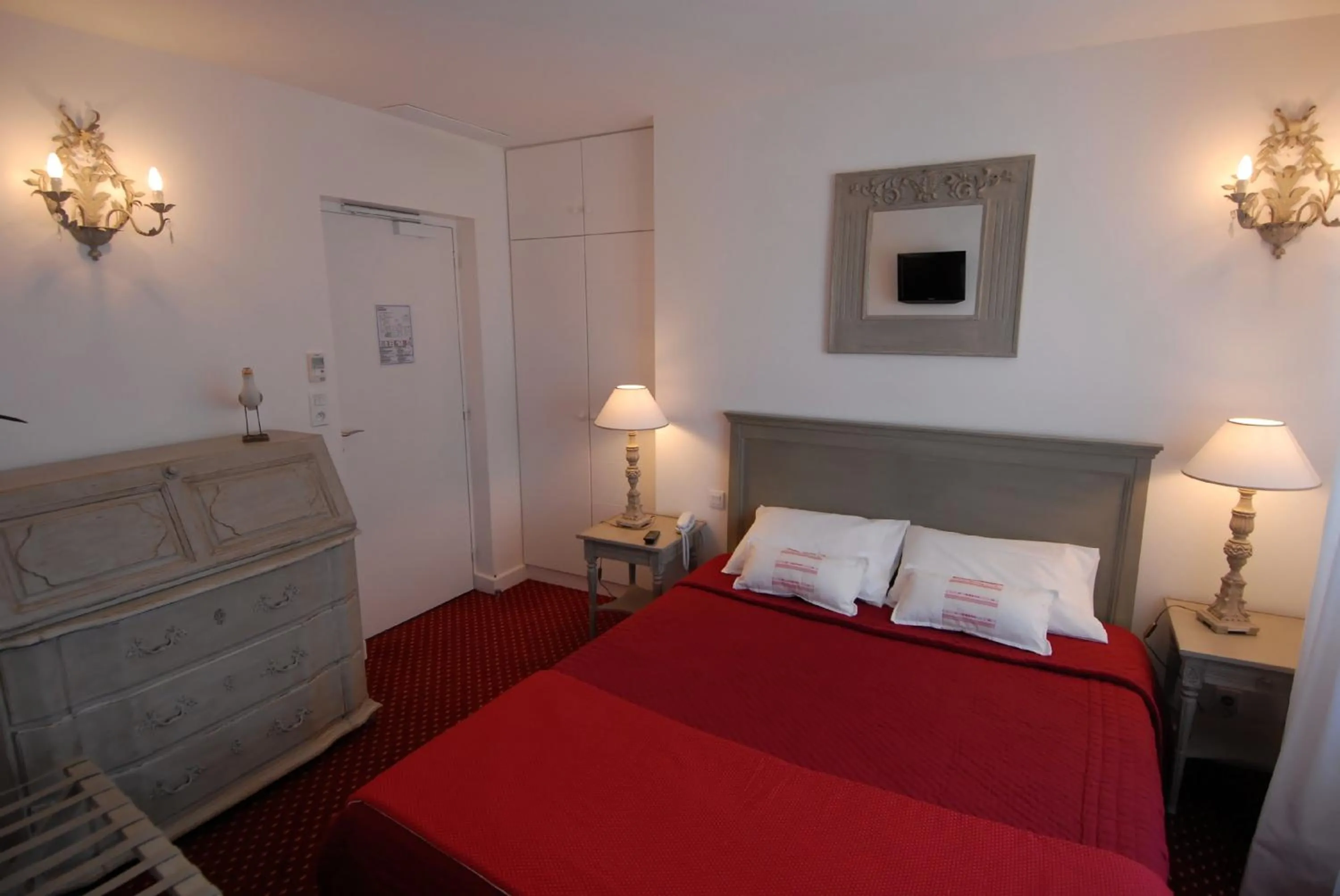 Photo of the whole room, Bed in Hôtel Le Martray