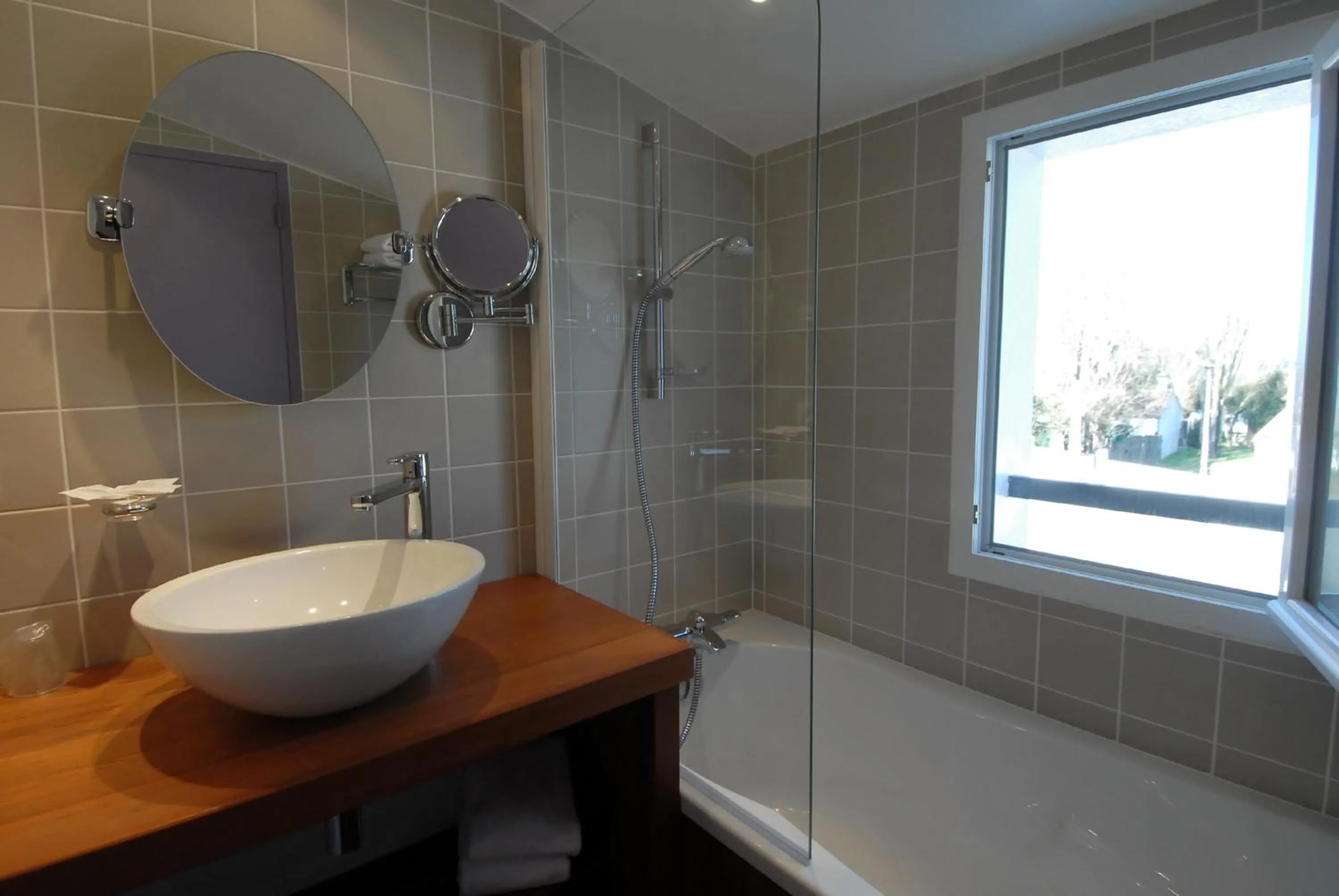 Bathroom in Hôtel Le Martray