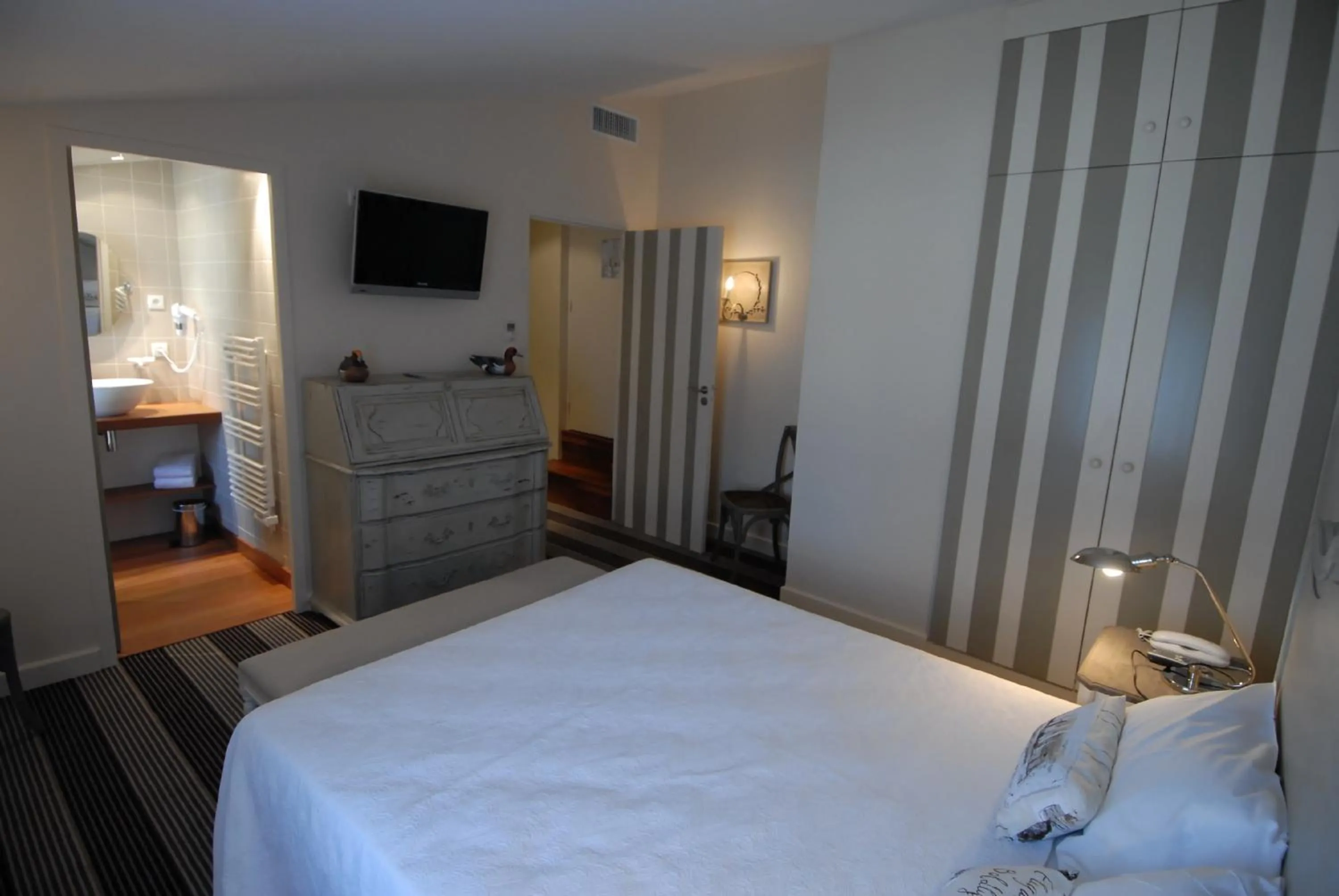 Photo of the whole room, Bed in Hôtel Le Martray