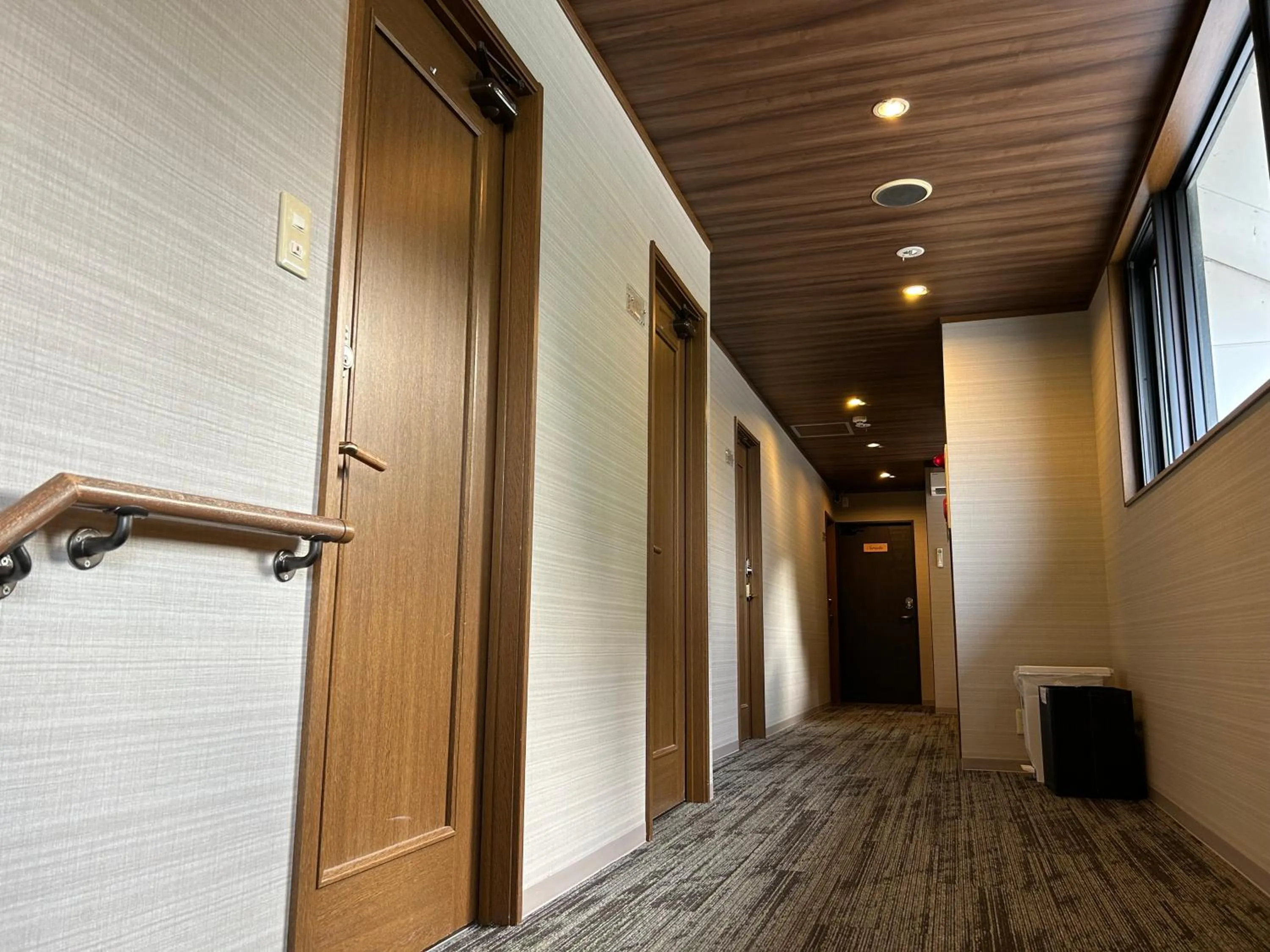 wardrobe in La se ri Resort and Stay