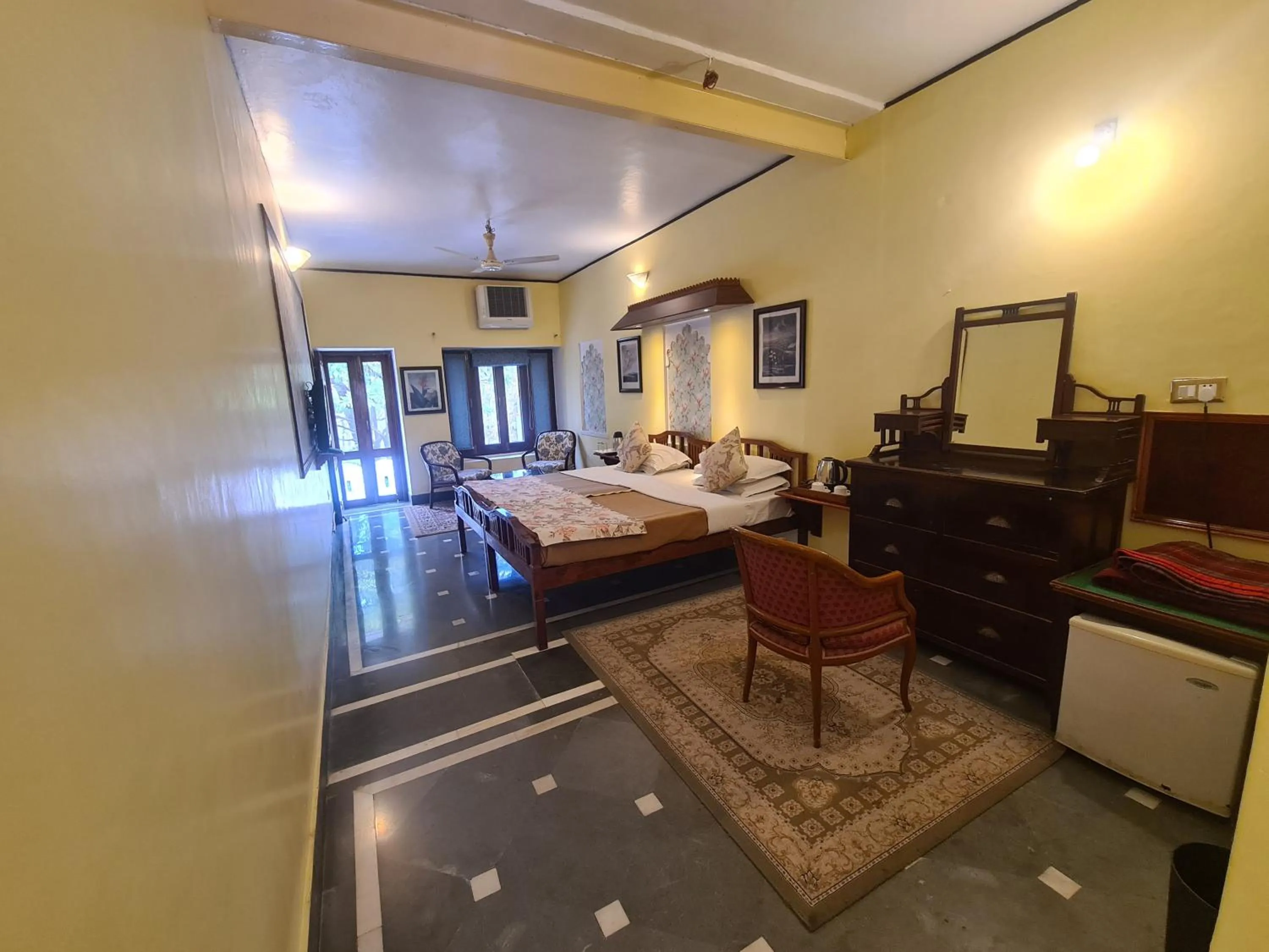 Photo of the whole room, Bed in Kesar Bhawan Palace