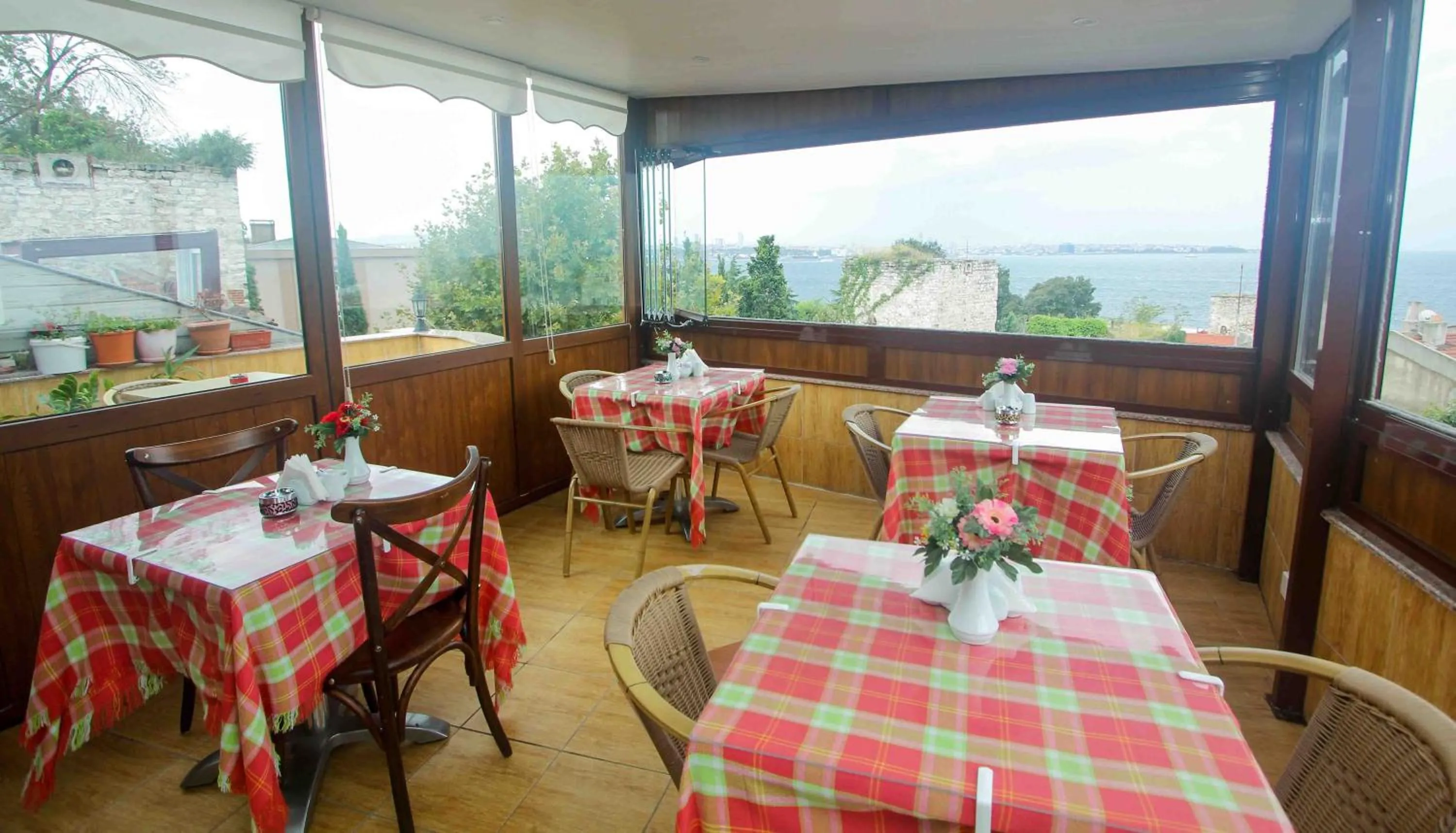 Restaurant/places to eat in Esans Hotel - Special Category