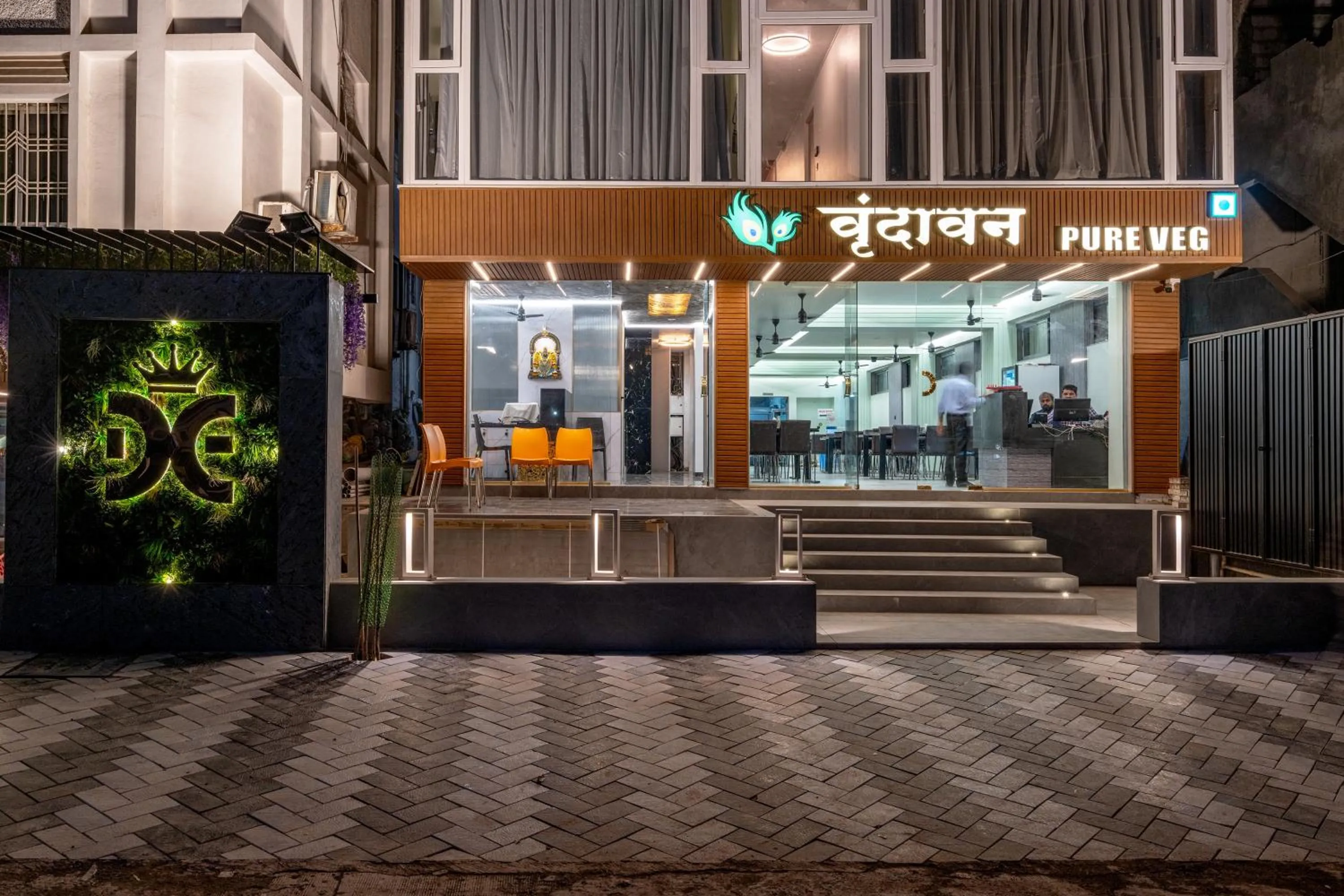 Restaurant/places to eat in Hotel Darshan Executive