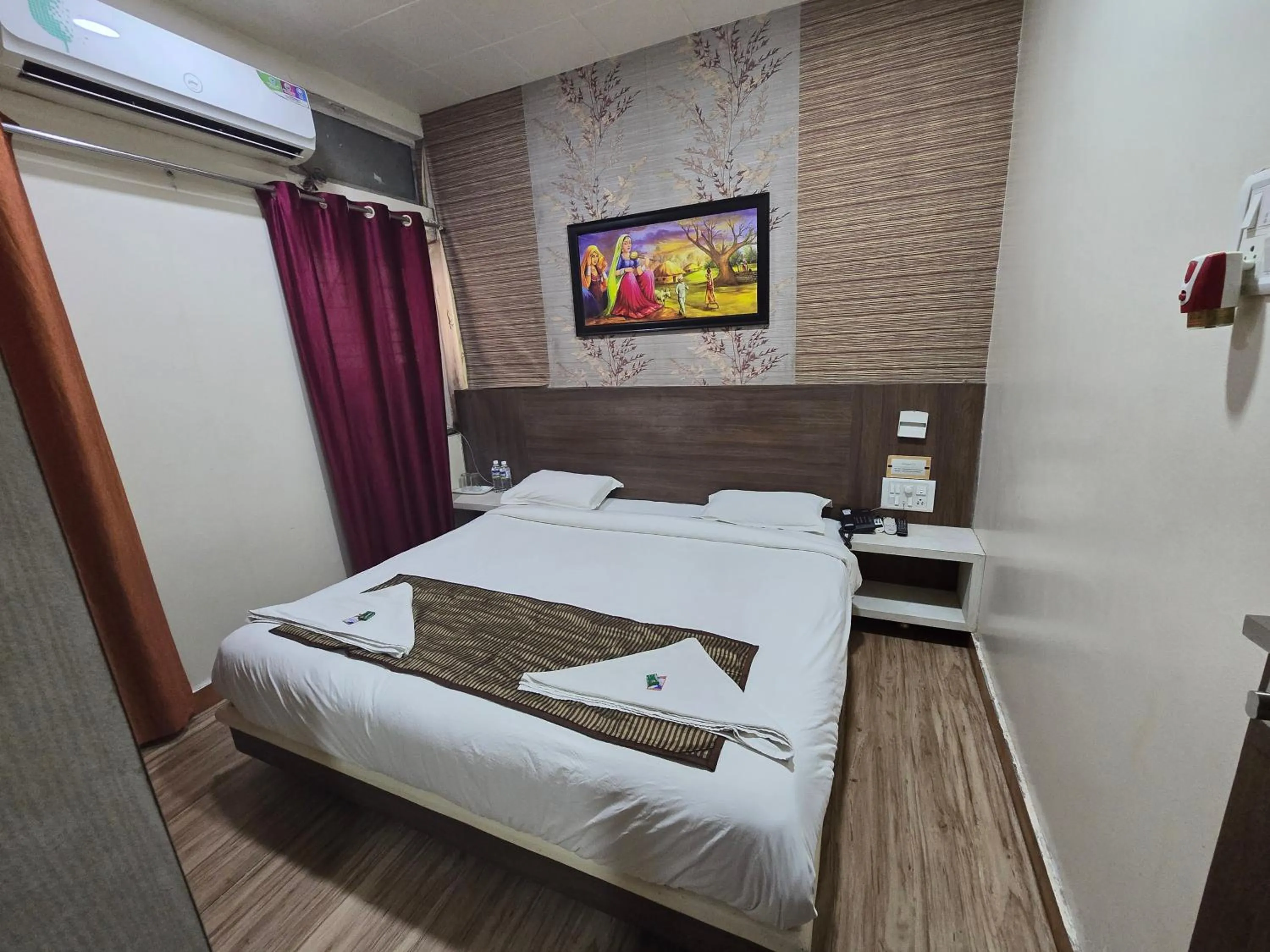 Bed in Hotel Darshan Executive