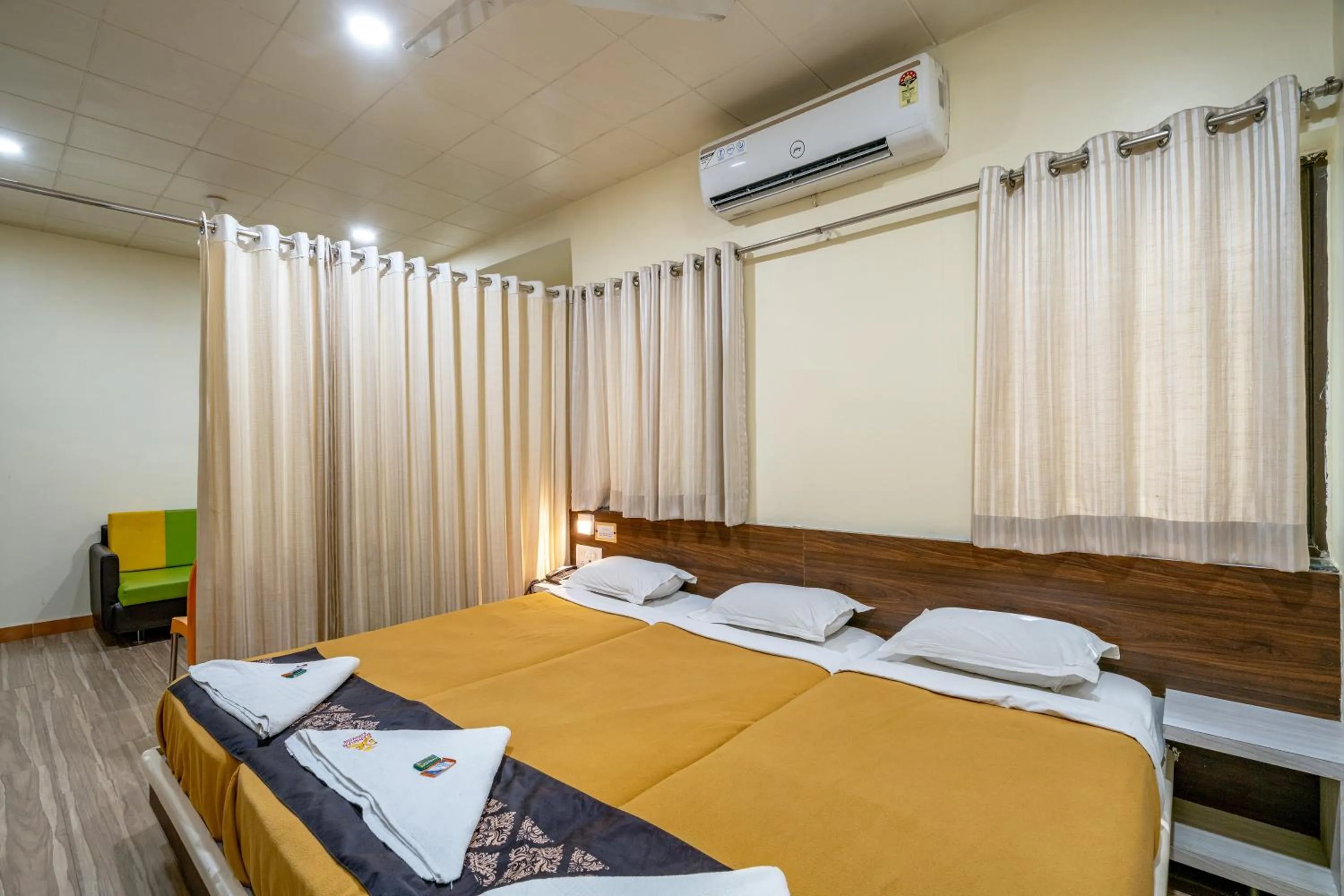 Bed in Hotel Darshan Executive