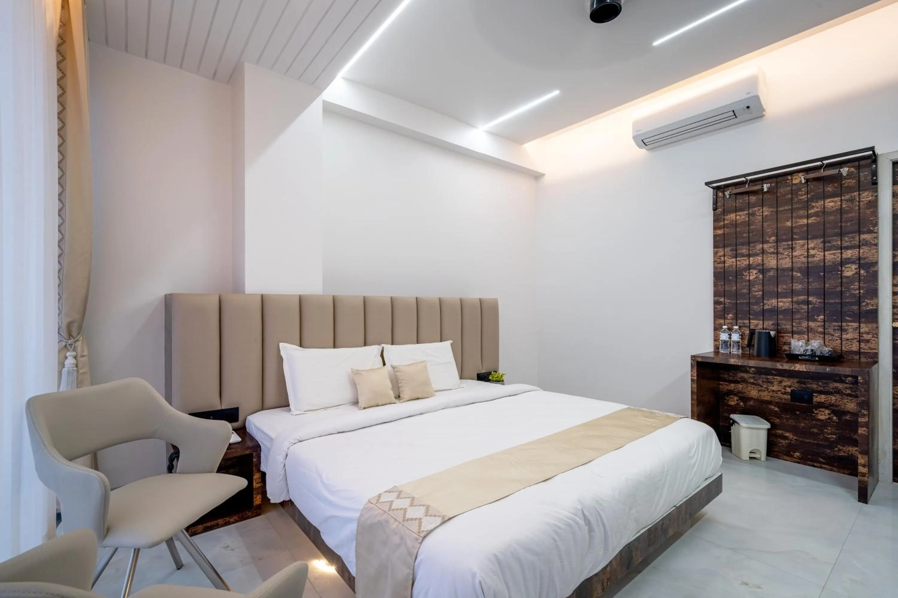 Photo of the whole room, Bed in Hotel Darshan Executive