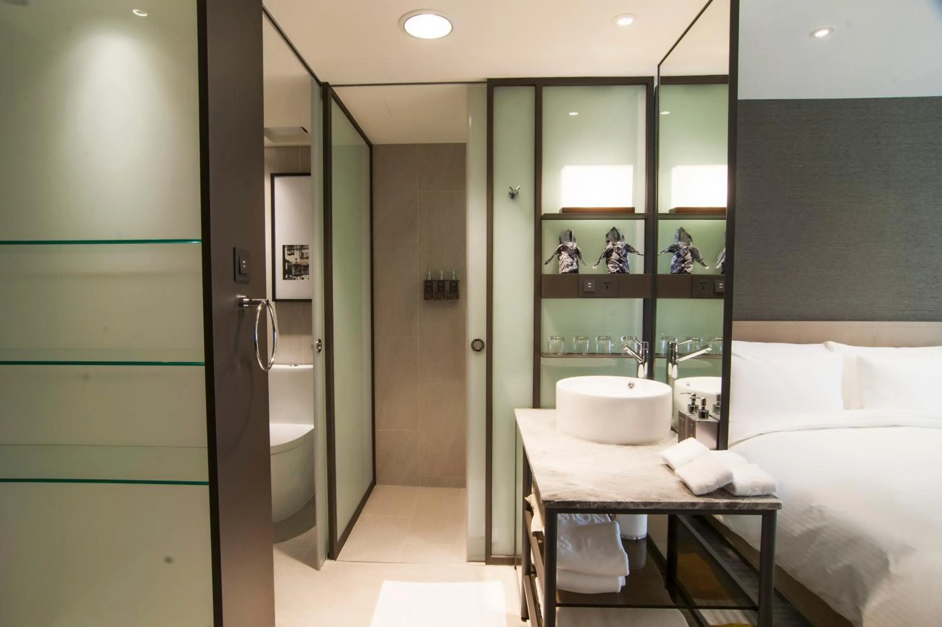 Bathroom, Bed in Yong Le Lukang, a Tribute Portfolio Hotel
