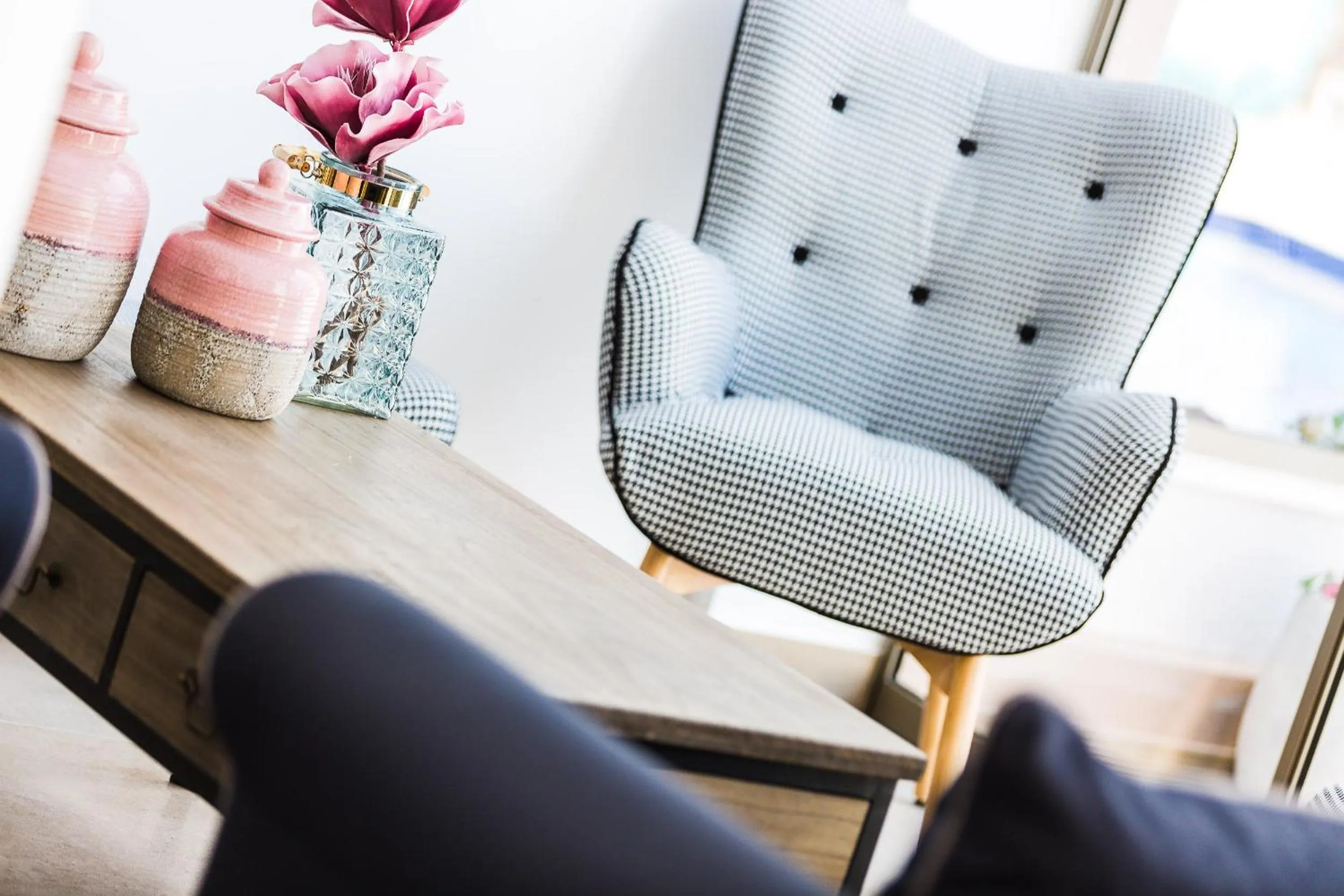 Communal lounge/ TV room in Menta City Boutique Hotel