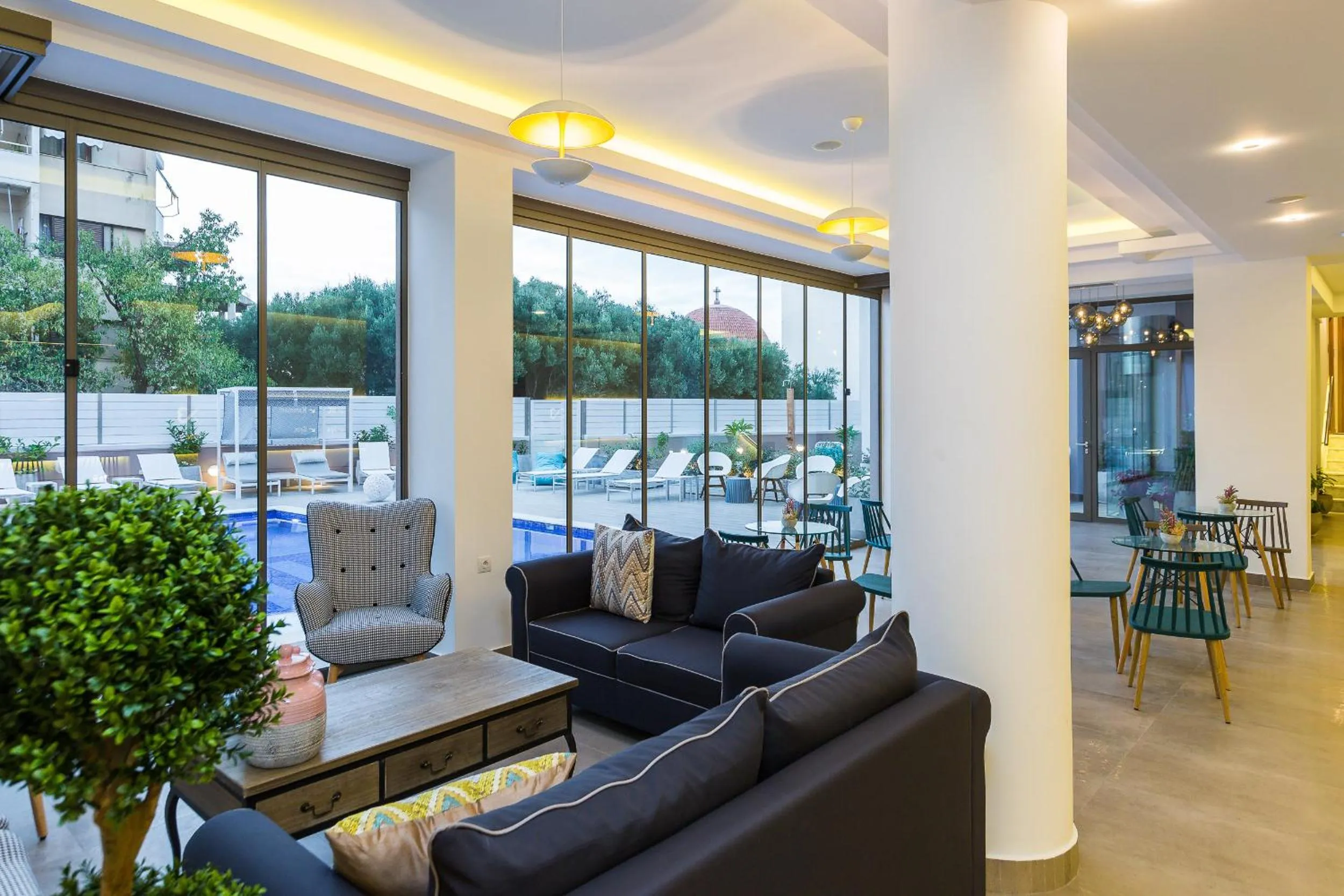 Communal lounge/ TV room in Menta City Boutique Hotel