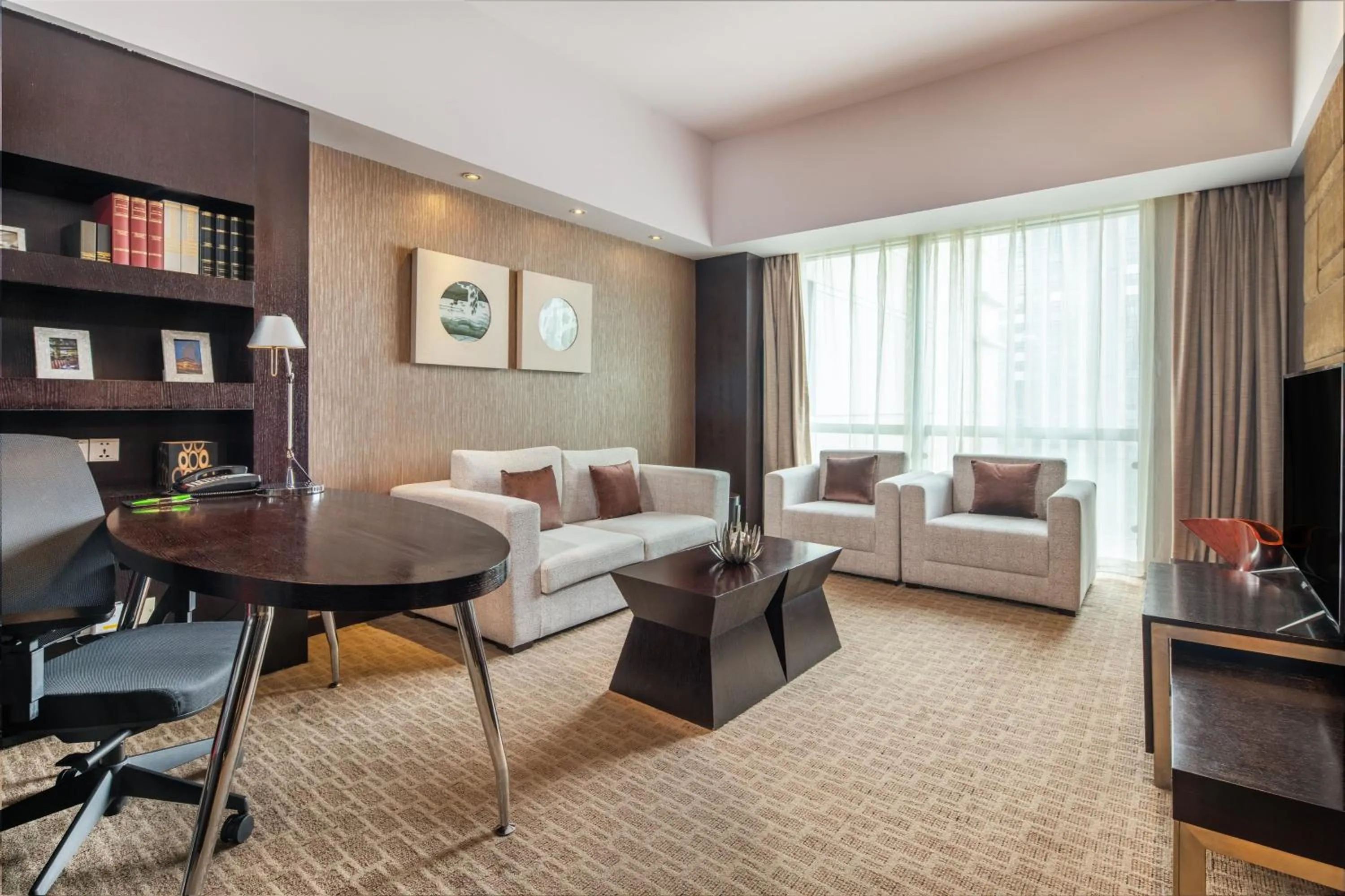 One-Bedroom Suite Lounge Access in Holiday Inn Xi'an Greenland Century City, an IHG Hotel
