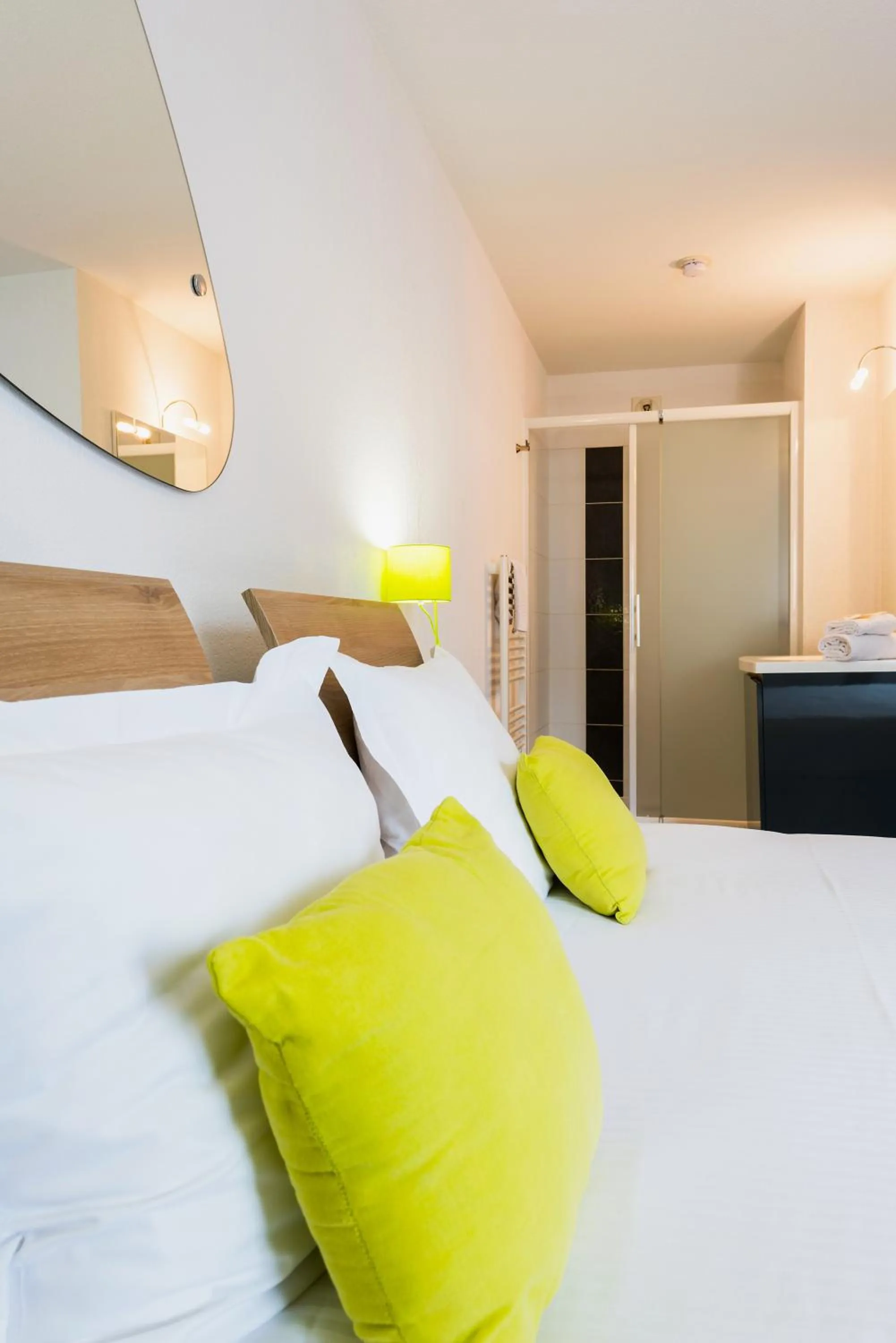 Decorative detail, Bed in Ténéo Apparthotel Bordeaux Mérignac - Aéroport