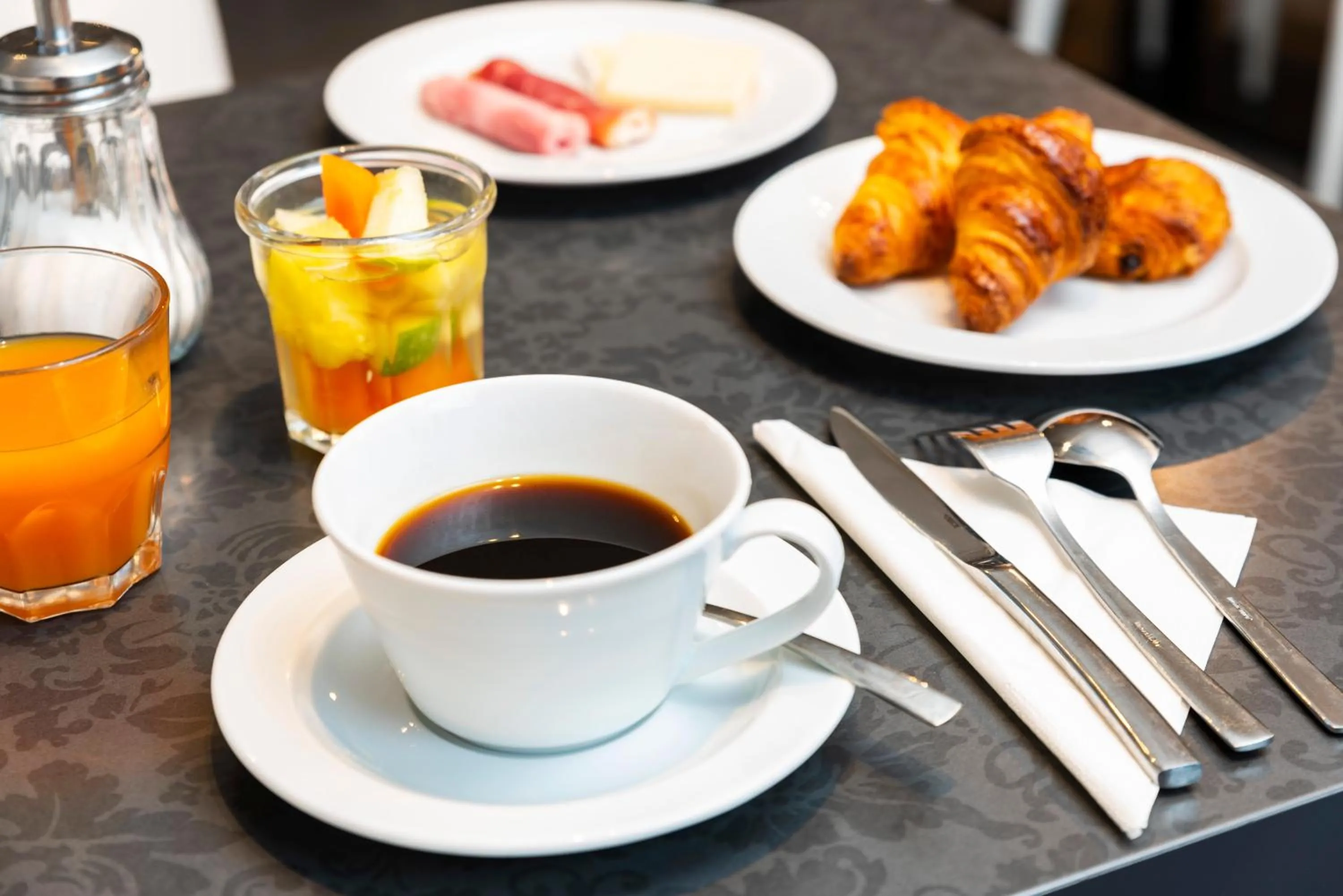 Buffet breakfast in Ténéo Apparthotel Bordeaux Mérignac - Aéroport