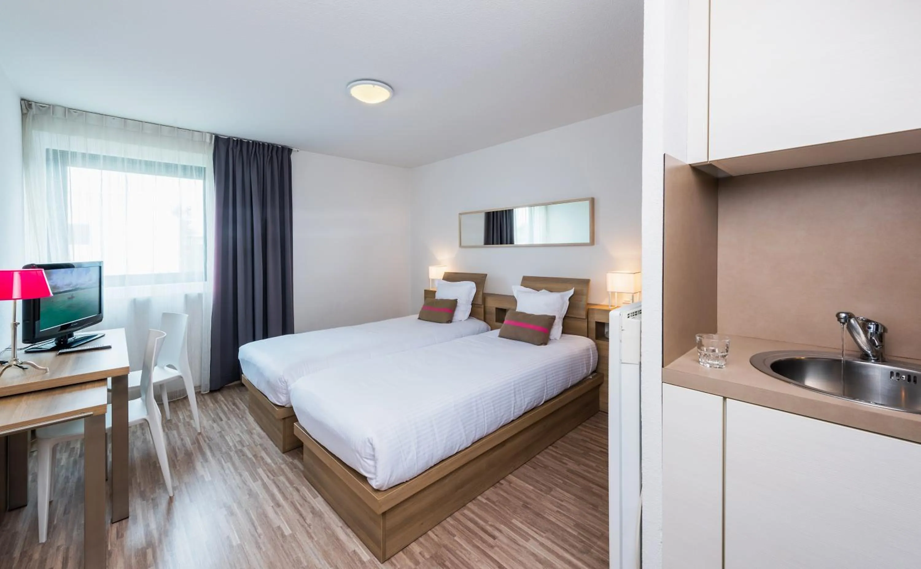 Photo of the whole room, Bed in Ténéo Apparthotel Bordeaux Mérignac - Aéroport