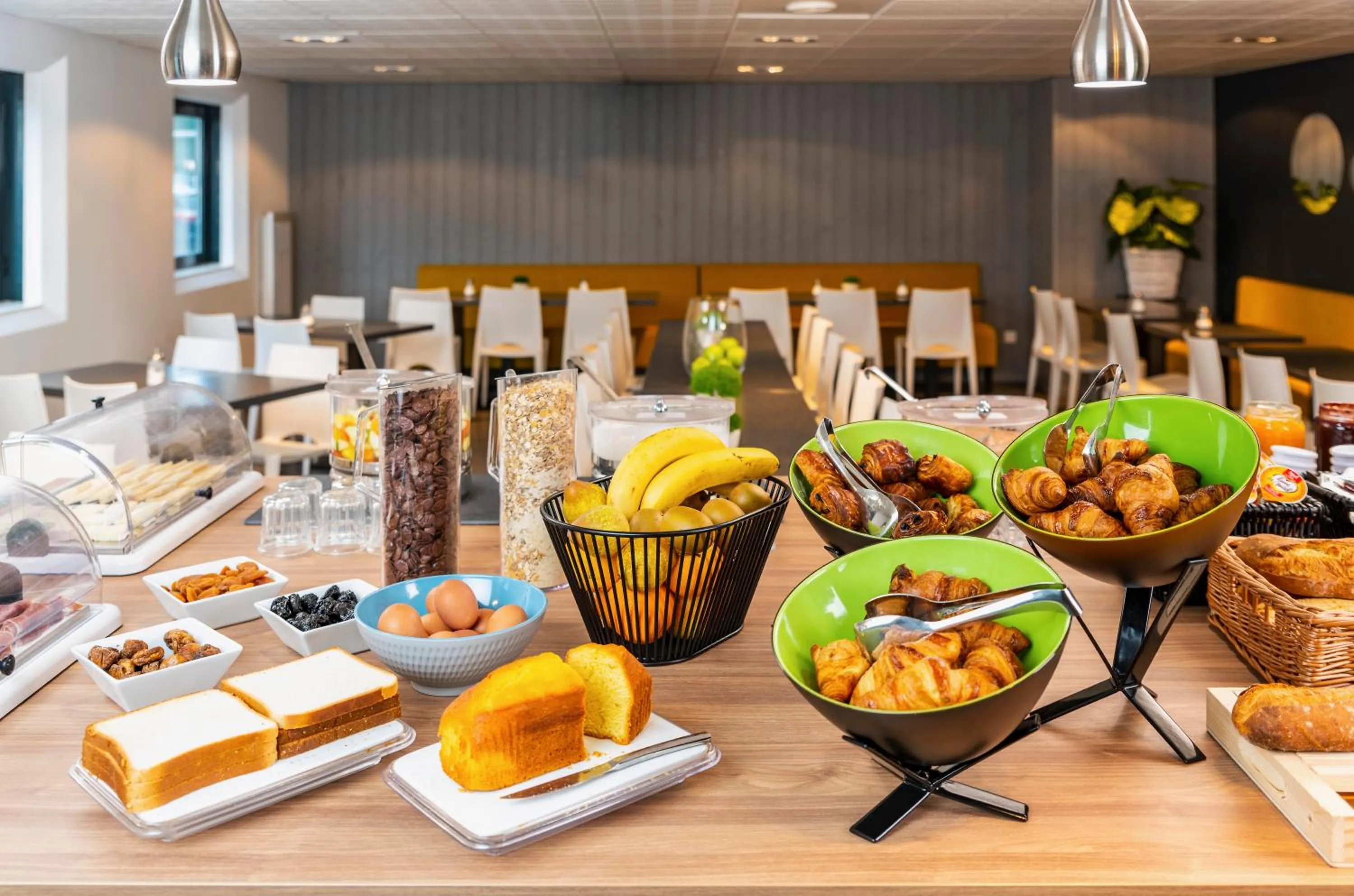 Buffet breakfast in Ténéo Apparthotel Bordeaux Mérignac - Aéroport